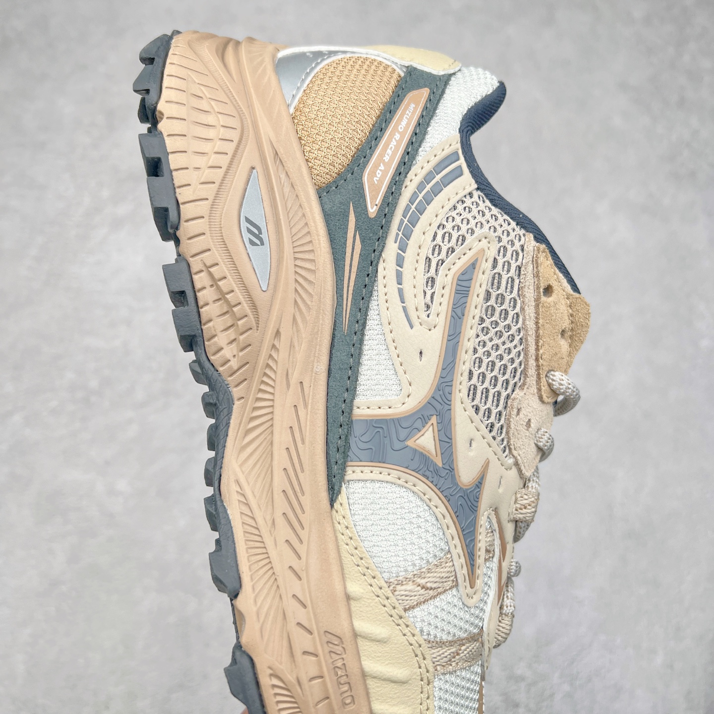 图片[6]-Mizuno Speed 2K 美津浓复古厚底织物合成革防滑耐磨透气低帮休闲跑步鞋 美津浓（Mizuno）是日本美津浓株式会社于1906年创立的运动品牌，经过一个多世纪的不断努力现已成为世界著名的运动器具、服装和鞋类生产商。美津浓力求服务于各类运动项目，并竭力使运动生活更加愉快和振奋。产品种类齐全，覆盖几乎全部主要运动项目，达到30万多个品类。尺码：36 36.5 37.5 38 38.5 39 40 40.5 41 42 42.5 43 44 44.5 45-选品中心