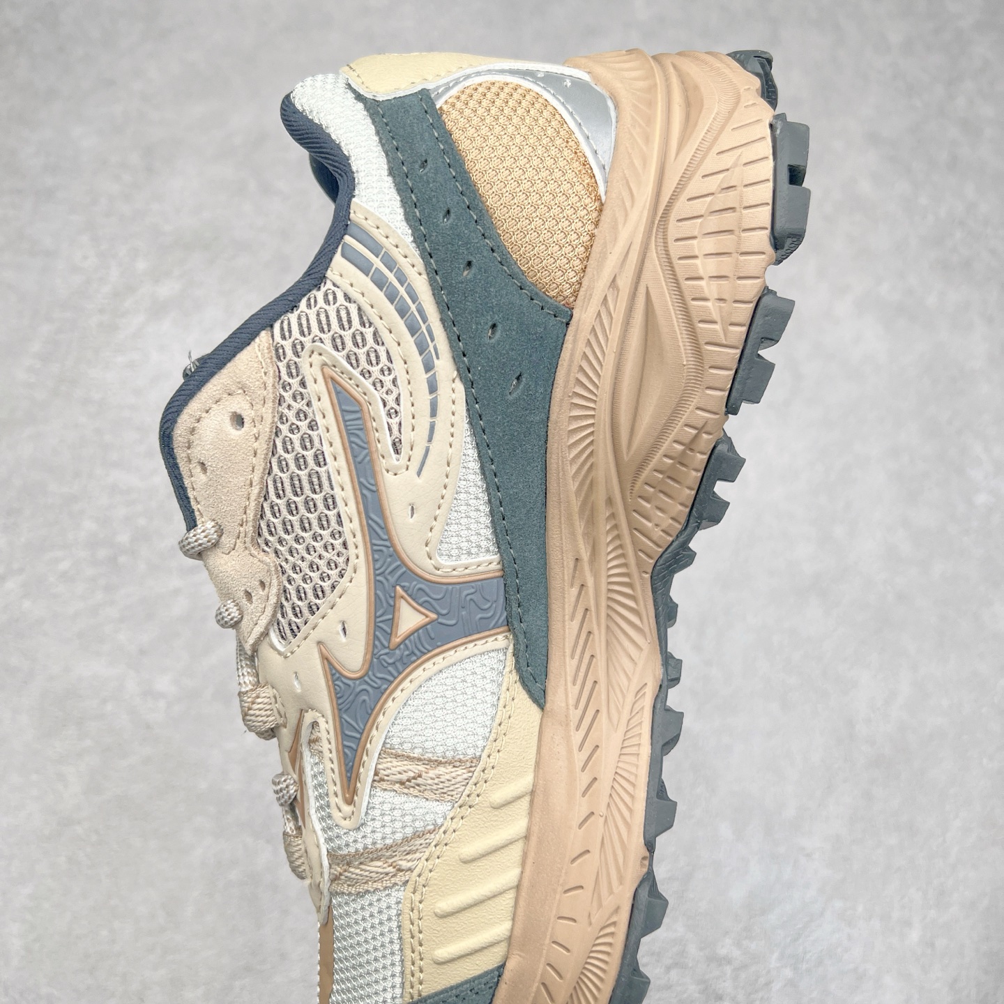 图片[7]-Mizuno Speed 2K 美津浓复古厚底织物合成革防滑耐磨透气低帮休闲跑步鞋 美津浓（Mizuno）是日本美津浓株式会社于1906年创立的运动品牌，经过一个多世纪的不断努力现已成为世界著名的运动器具、服装和鞋类生产商。美津浓力求服务于各类运动项目，并竭力使运动生活更加愉快和振奋。产品种类齐全，覆盖几乎全部主要运动项目，达到30万多个品类。尺码：36 36.5 37.5 38 38.5 39 40 40.5 41 42 42.5 43 44 44.5 45-选品中心