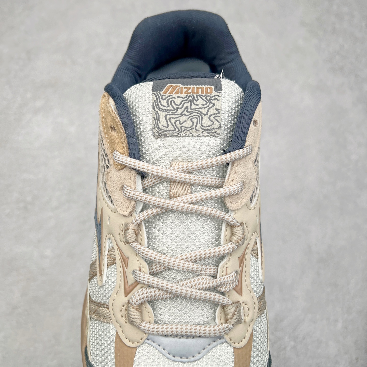 图片[5]-Mizuno Speed 2K 美津浓复古厚底织物合成革防滑耐磨透气低帮休闲跑步鞋 美津浓（Mizuno）是日本美津浓株式会社于1906年创立的运动品牌，经过一个多世纪的不断努力现已成为世界著名的运动器具、服装和鞋类生产商。美津浓力求服务于各类运动项目，并竭力使运动生活更加愉快和振奋。产品种类齐全，覆盖几乎全部主要运动项目，达到30万多个品类。尺码：36 36.5 37.5 38 38.5 39 40 40.5 41 42 42.5 43 44 44.5 45-选品中心