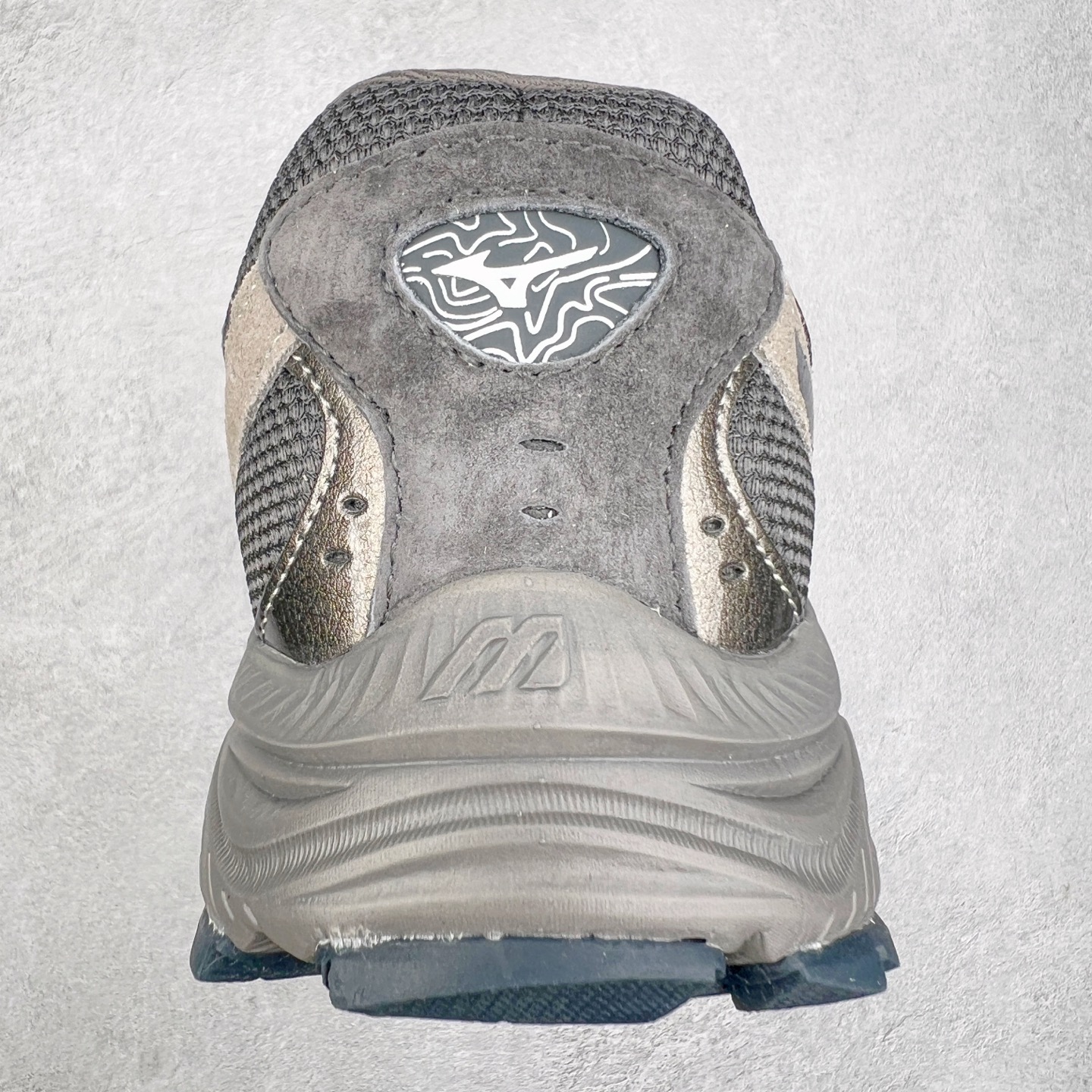 图片[8]-Mizuno Speed 2K 美津浓复古厚底织物合成革防滑耐磨透气低帮休闲跑步鞋 美津浓（Mizuno）是日本美津浓株式会社于1906年创立的运动品牌，经过一个多世纪的不断努力现已成为世界著名的运动器具、服装和鞋类生产商。美津浓力求服务于各类运动项目，并竭力使运动生活更加愉快和振奋。产品种类齐全，覆盖几乎全部主要运动项目，达到30万多个品类。尺码：36 36.5 37.5 38 38.5 39 40 40.5 41 42 42.5 43 44 44.5 45-选品中心