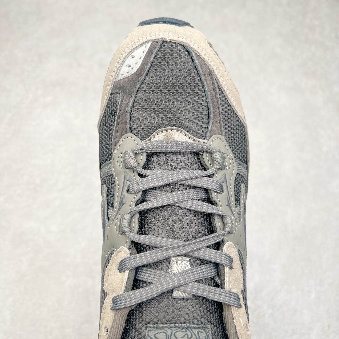 图片[4]-Mizuno Speed 2K 美津浓复古厚底织物合成革防滑耐磨透气低帮休闲跑步鞋 美津浓（Mizuno）是日本美津浓株式会社于1906年创立的运动品牌，经过一个多世纪的不断努力现已成为世界著名的运动器具、服装和鞋类生产商。美津浓力求服务于各类运动项目，并竭力使运动生活更加愉快和振奋。产品种类齐全，覆盖几乎全部主要运动项目，达到30万多个品类。尺码：36 36.5 37.5 38 38.5 39 40 40.5 41 42 42.5 43 44 44.5 45-选品中心