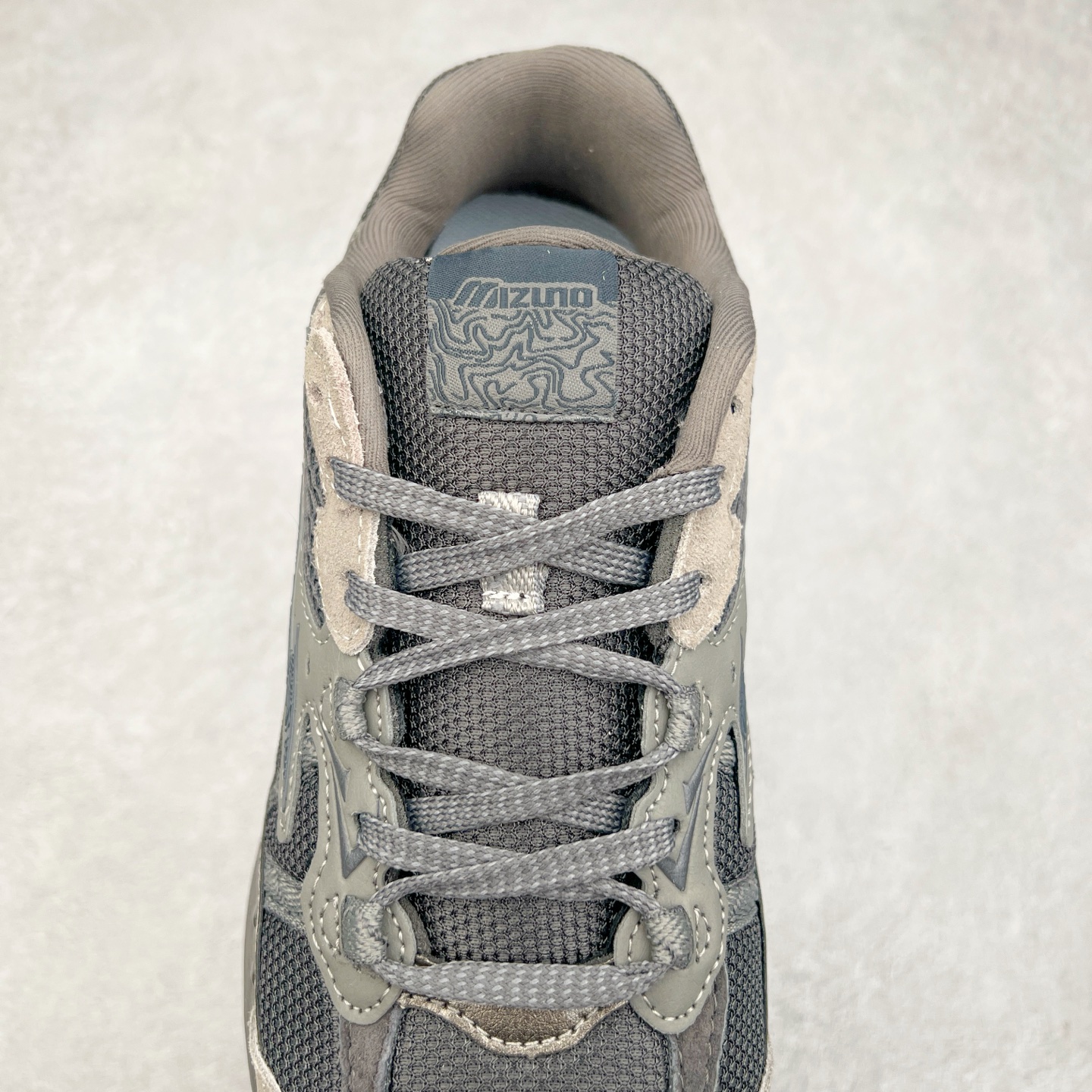 图片[5]-Mizuno Speed 2K 美津浓复古厚底织物合成革防滑耐磨透气低帮休闲跑步鞋 美津浓（Mizuno）是日本美津浓株式会社于1906年创立的运动品牌，经过一个多世纪的不断努力现已成为世界著名的运动器具、服装和鞋类生产商。美津浓力求服务于各类运动项目，并竭力使运动生活更加愉快和振奋。产品种类齐全，覆盖几乎全部主要运动项目，达到30万多个品类。尺码：36 36.5 37.5 38 38.5 39 40 40.5 41 42 42.5 43 44 44.5 45-选品中心