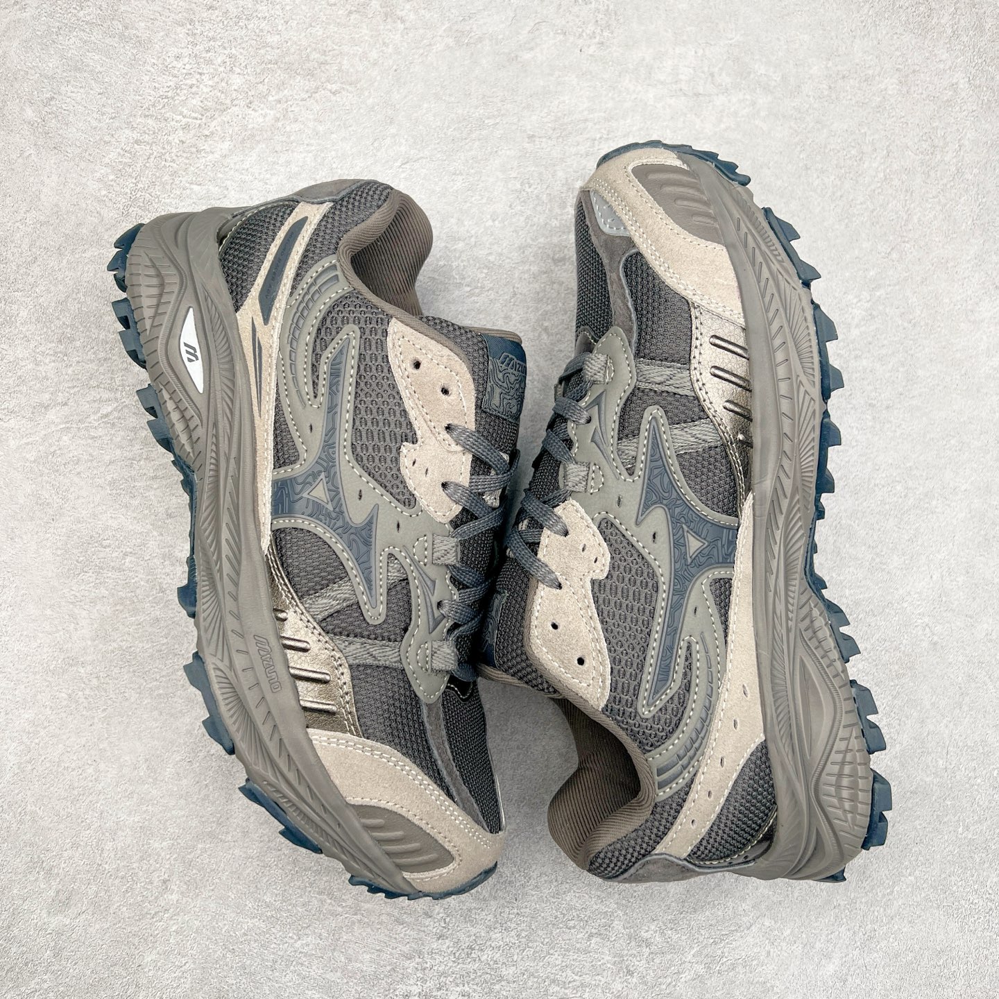 图片[3]-Mizuno Speed 2K 美津浓复古厚底织物合成革防滑耐磨透气低帮休闲跑步鞋 美津浓（Mizuno）是日本美津浓株式会社于1906年创立的运动品牌，经过一个多世纪的不断努力现已成为世界著名的运动器具、服装和鞋类生产商。美津浓力求服务于各类运动项目，并竭力使运动生活更加愉快和振奋。产品种类齐全，覆盖几乎全部主要运动项目，达到30万多个品类。尺码：36 36.5 37.5 38 38.5 39 40 40.5 41 42 42.5 43 44 44.5 45-选品中心