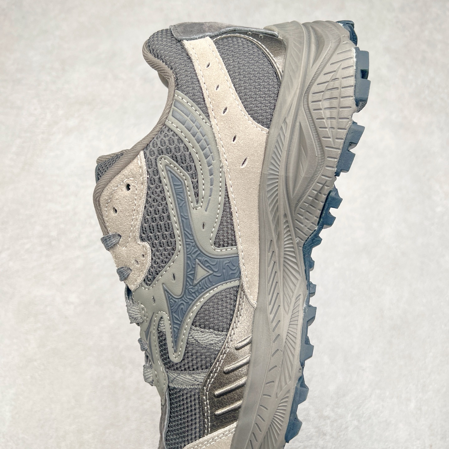 图片[7]-Mizuno Speed 2K 美津浓复古厚底织物合成革防滑耐磨透气低帮休闲跑步鞋 美津浓（Mizuno）是日本美津浓株式会社于1906年创立的运动品牌，经过一个多世纪的不断努力现已成为世界著名的运动器具、服装和鞋类生产商。美津浓力求服务于各类运动项目，并竭力使运动生活更加愉快和振奋。产品种类齐全，覆盖几乎全部主要运动项目，达到30万多个品类。尺码：36 36.5 37.5 38 38.5 39 40 40.5 41 42 42.5 43 44 44.5 45-选品中心