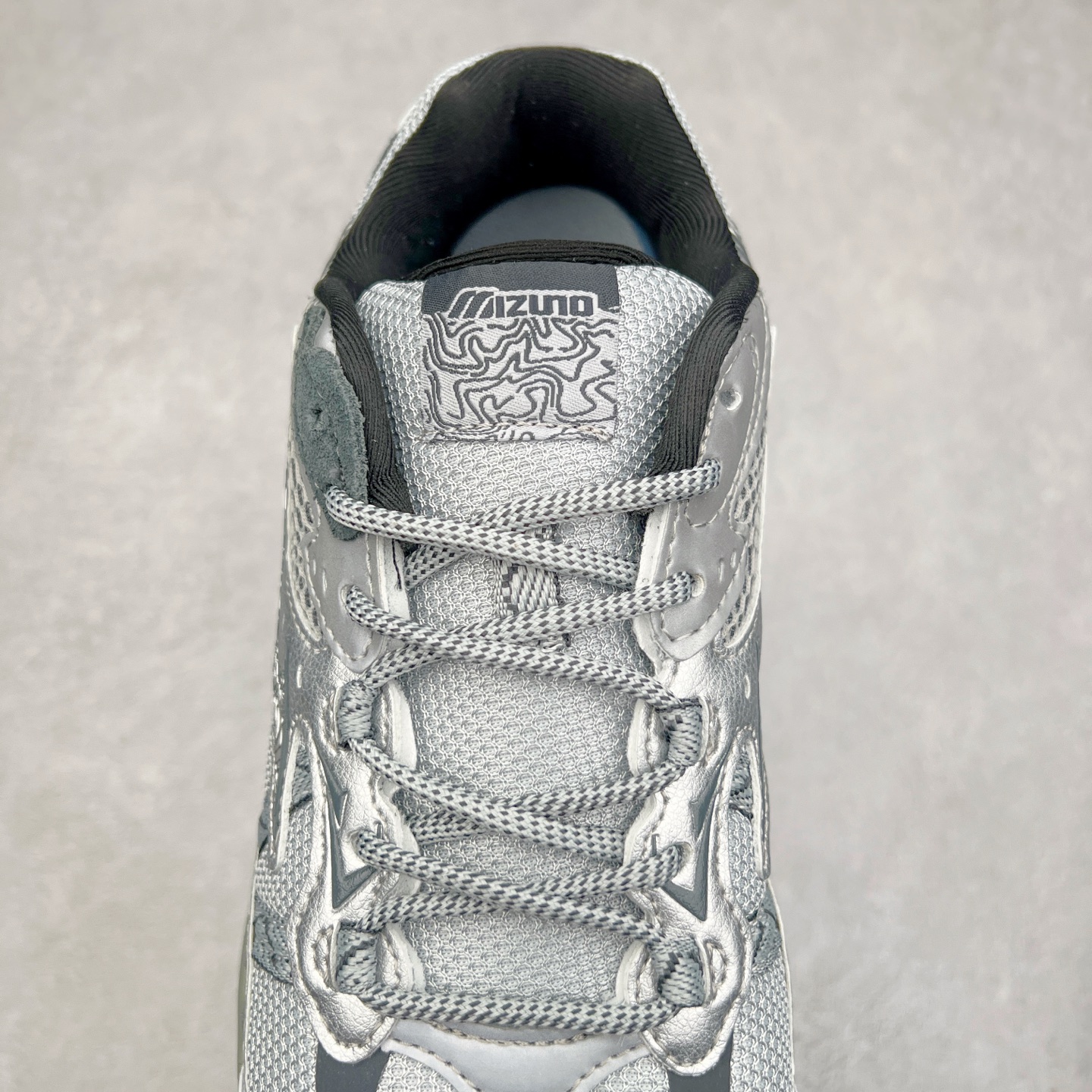 图片[5]-Mizuno Speed 2K 美津浓复古厚底织物合成革防滑耐磨透气低帮休闲跑步鞋 美津浓（Mizuno）是日本美津浓株式会社于1906年创立的运动品牌，经过一个多世纪的不断努力现已成为世界著名的运动器具、服装和鞋类生产商。美津浓力求服务于各类运动项目，并竭力使运动生活更加愉快和振奋。产品种类齐全，覆盖几乎全部主要运动项目，达到30万多个品类。尺码：36 36.5 37.5 38 38.5 39 40 40.5 41 42 42.5 43 44 44.5 45-选品中心