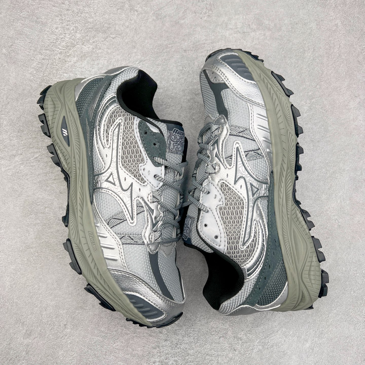 图片[3]-Mizuno Speed 2K 美津浓复古厚底织物合成革防滑耐磨透气低帮休闲跑步鞋 美津浓（Mizuno）是日本美津浓株式会社于1906年创立的运动品牌，经过一个多世纪的不断努力现已成为世界著名的运动器具、服装和鞋类生产商。美津浓力求服务于各类运动项目，并竭力使运动生活更加愉快和振奋。产品种类齐全，覆盖几乎全部主要运动项目，达到30万多个品类。尺码：36 36.5 37.5 38 38.5 39 40 40.5 41 42 42.5 43 44 44.5 45-选品中心