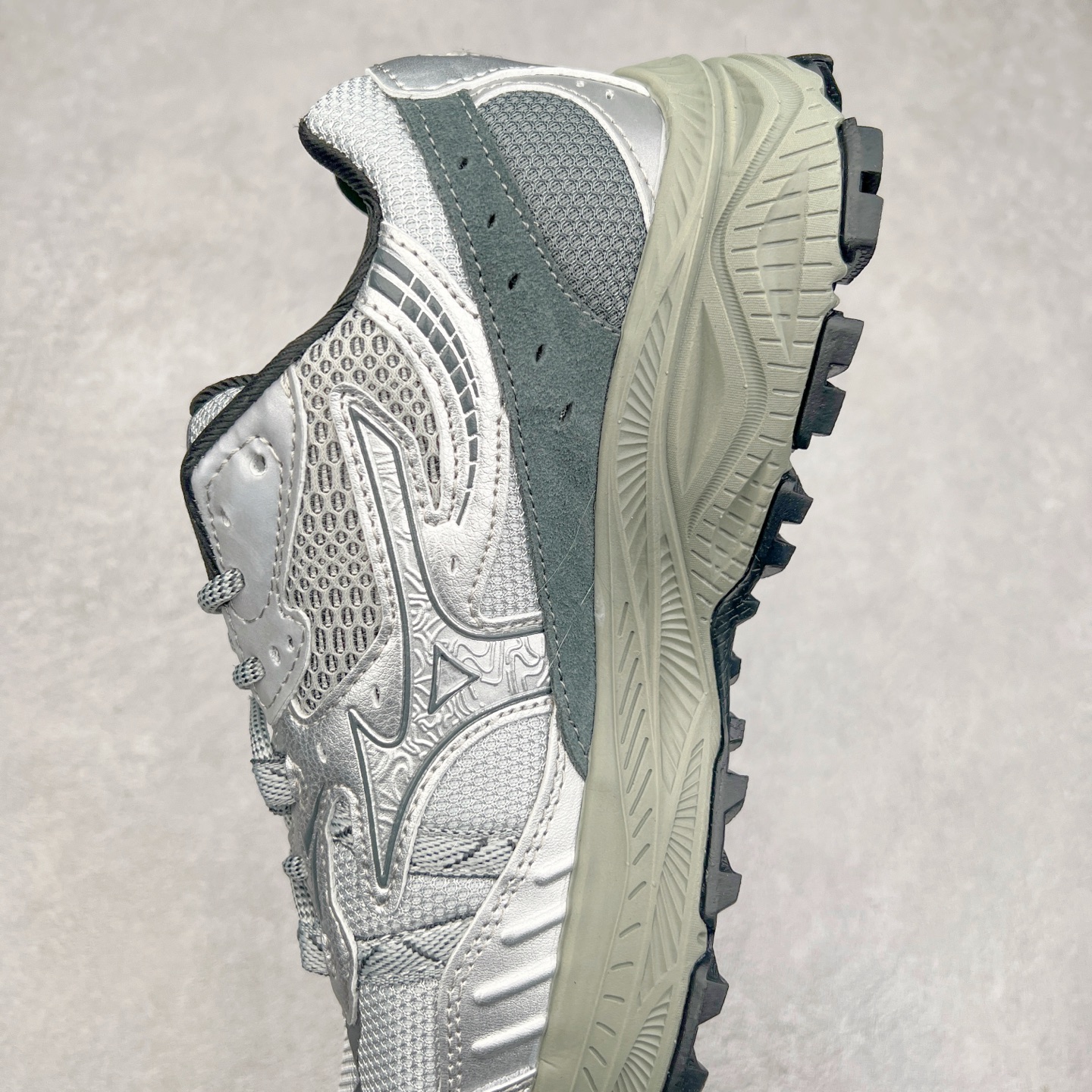 图片[7]-Mizuno Speed 2K 美津浓复古厚底织物合成革防滑耐磨透气低帮休闲跑步鞋 美津浓（Mizuno）是日本美津浓株式会社于1906年创立的运动品牌，经过一个多世纪的不断努力现已成为世界著名的运动器具、服装和鞋类生产商。美津浓力求服务于各类运动项目，并竭力使运动生活更加愉快和振奋。产品种类齐全，覆盖几乎全部主要运动项目，达到30万多个品类。尺码：36 36.5 37.5 38 38.5 39 40 40.5 41 42 42.5 43 44 44.5 45-选品中心