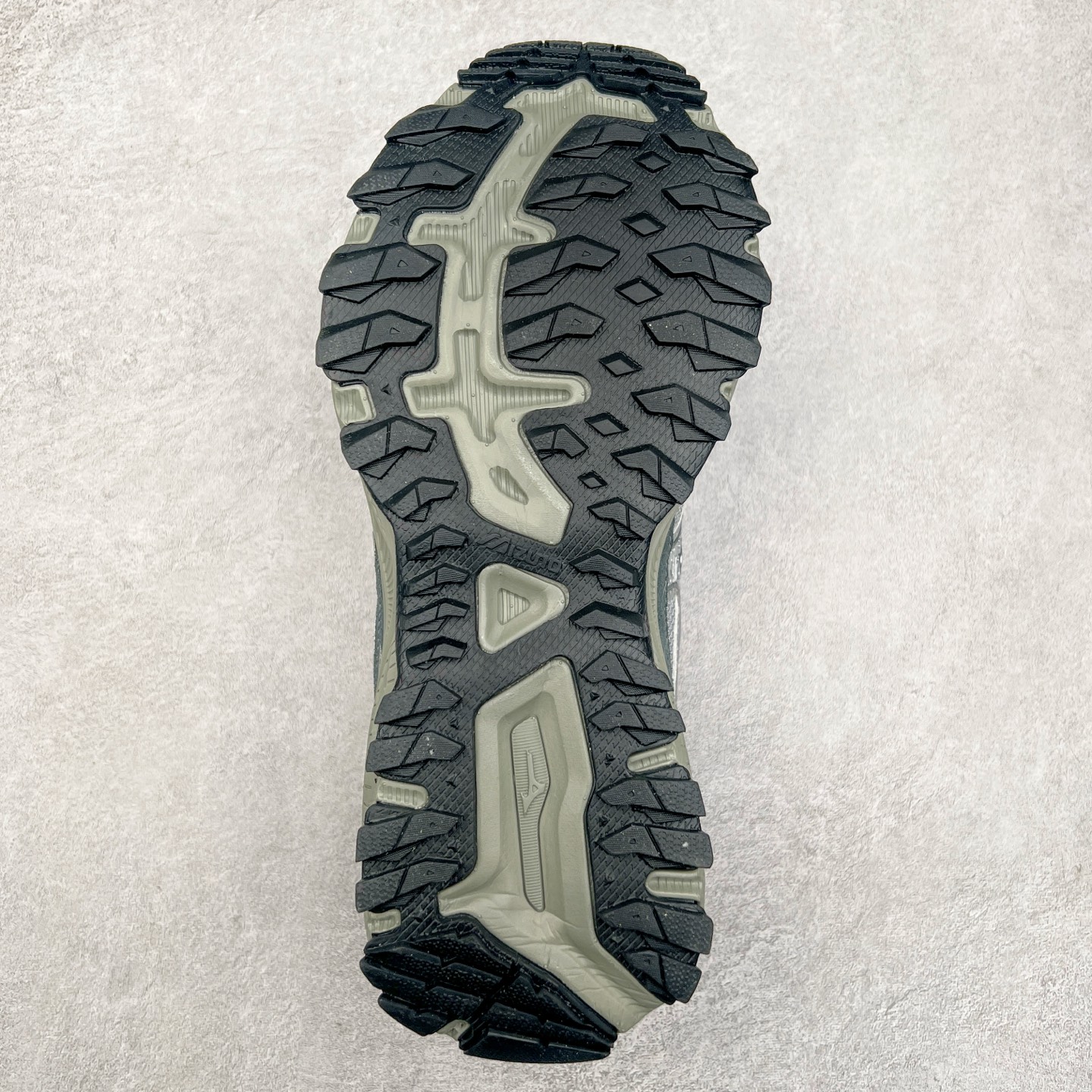 图片[9]-Mizuno Speed 2K 美津浓复古厚底织物合成革防滑耐磨透气低帮休闲跑步鞋 美津浓（Mizuno）是日本美津浓株式会社于1906年创立的运动品牌，经过一个多世纪的不断努力现已成为世界著名的运动器具、服装和鞋类生产商。美津浓力求服务于各类运动项目，并竭力使运动生活更加愉快和振奋。产品种类齐全，覆盖几乎全部主要运动项目，达到30万多个品类。尺码：36 36.5 37.5 38 38.5 39 40 40.5 41 42 42.5 43 44 44.5 45-选品中心