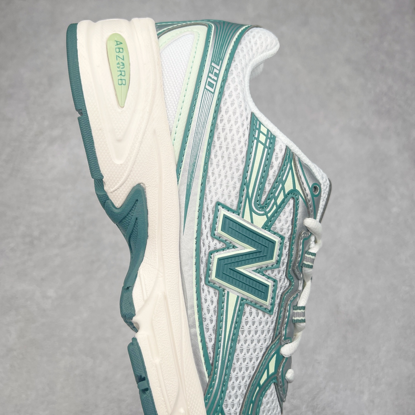 图片[6]-＃DT纯原 New Balance MR740 NB新百伦系列复古老爹风休闲运动慢跑鞋 采用轻质牛剖革拼接透气网眼衬垫织物鞋面材质 T-Beam大底提供足步弓支撑 保持步态稳定#后跟搭载外露缓震胶 鞋身整体以各种深浅不一的灰色覆盖 鞋头以淡蓝色调装饰，网眼衬垫通过不规律的色块实现做旧的美感 泛黄的鞋底更是进一步增添了复古气息 尺码：36 37 37.5 38 38.5 39.5 40 40.5 41.5 42 42.5 43 44 44.5 45-选品中心