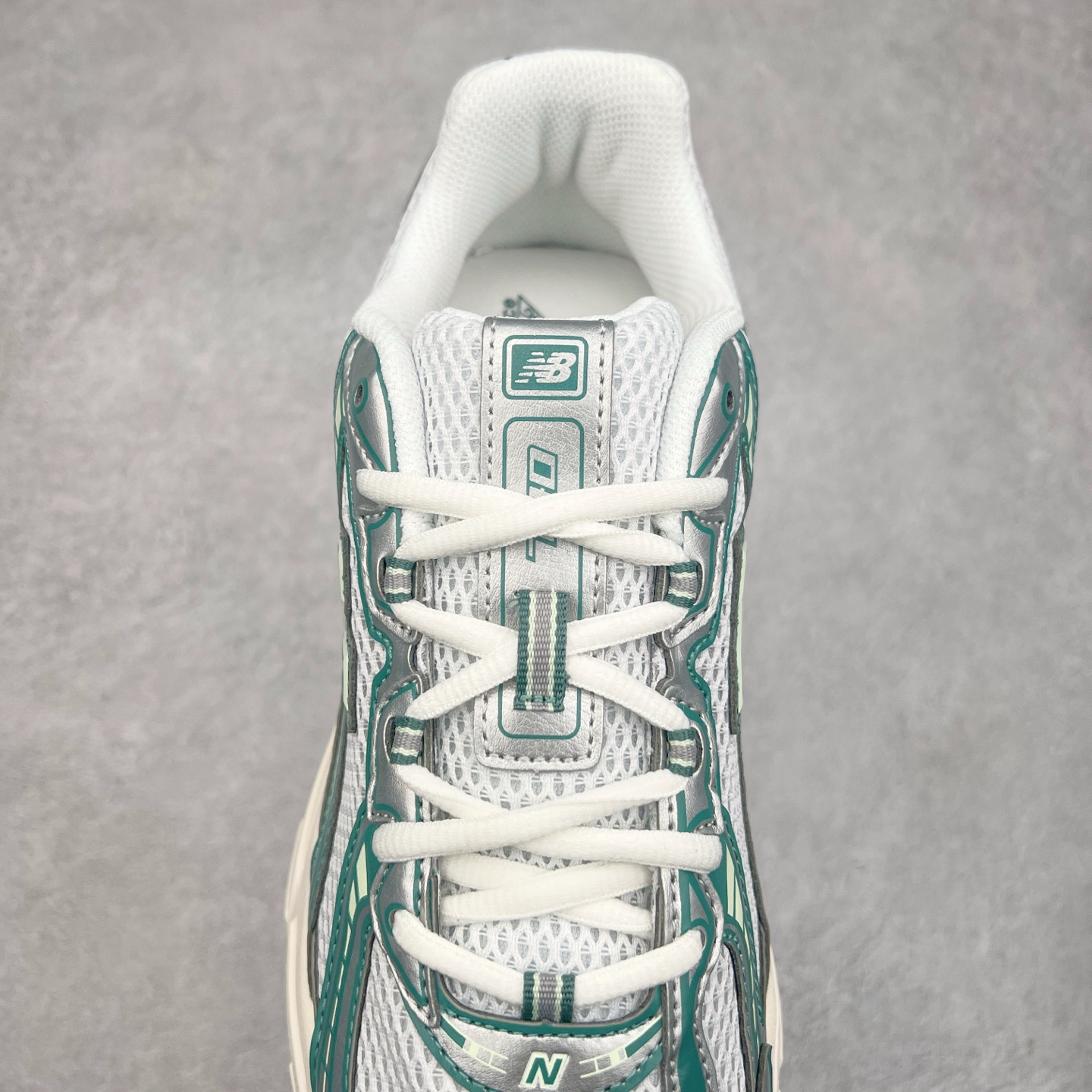 图片[5]-＃DT纯原 New Balance MR740 NB新百伦系列复古老爹风休闲运动慢跑鞋 采用轻质牛剖革拼接透气网眼衬垫织物鞋面材质 T-Beam大底提供足步弓支撑 保持步态稳定#后跟搭载外露缓震胶 鞋身整体以各种深浅不一的灰色覆盖 鞋头以淡蓝色调装饰，网眼衬垫通过不规律的色块实现做旧的美感 泛黄的鞋底更是进一步增添了复古气息 尺码：36 37 37.5 38 38.5 39.5 40 40.5 41.5 42 42.5 43 44 44.5 45-选品中心