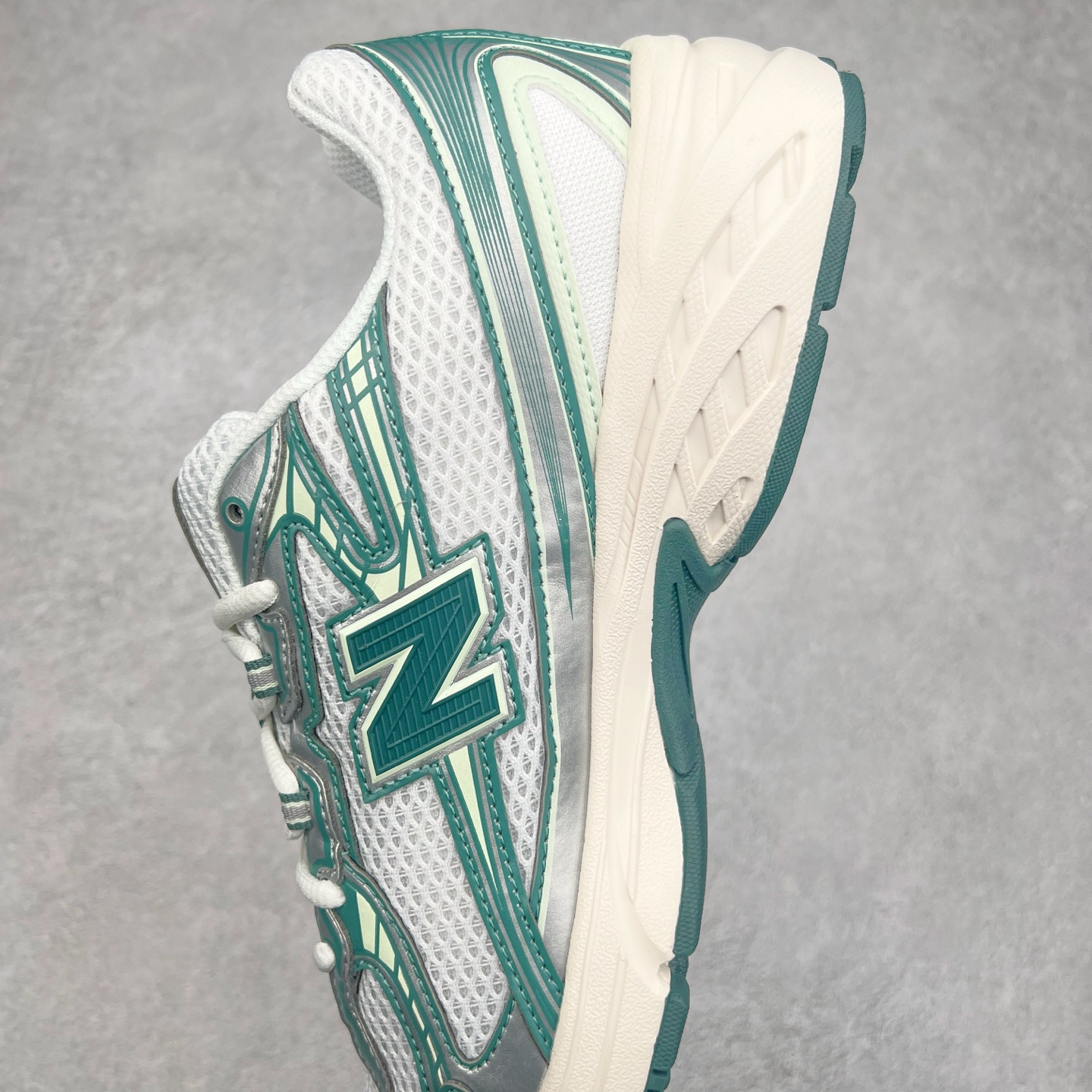 图片[7]-＃DT纯原 New Balance MR740 NB新百伦系列复古老爹风休闲运动慢跑鞋 采用轻质牛剖革拼接透气网眼衬垫织物鞋面材质 T-Beam大底提供足步弓支撑 保持步态稳定#后跟搭载外露缓震胶 鞋身整体以各种深浅不一的灰色覆盖 鞋头以淡蓝色调装饰，网眼衬垫通过不规律的色块实现做旧的美感 泛黄的鞋底更是进一步增添了复古气息 尺码：36 37 37.5 38 38.5 39.5 40 40.5 41.5 42 42.5 43 44 44.5 45-选品中心