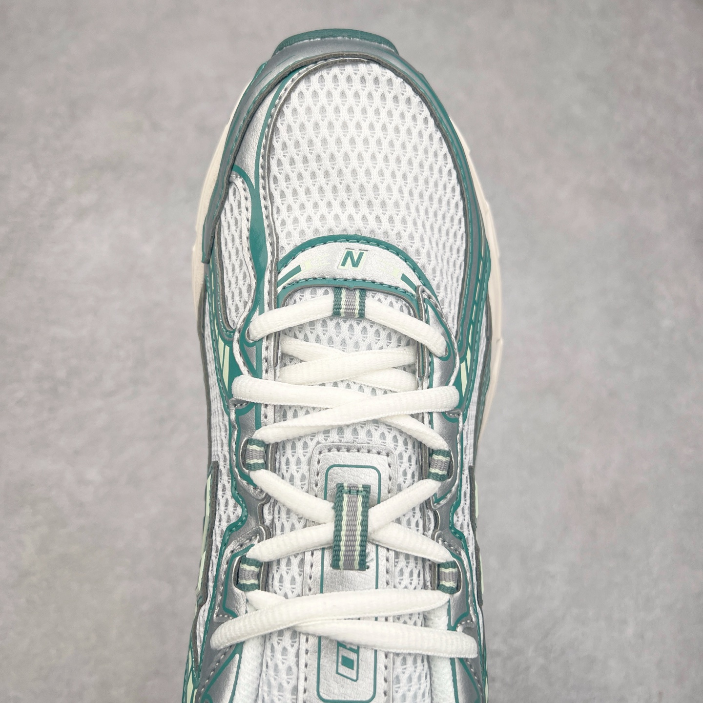 图片[4]-＃DT纯原 New Balance MR740 NB新百伦系列复古老爹风休闲运动慢跑鞋 采用轻质牛剖革拼接透气网眼衬垫织物鞋面材质 T-Beam大底提供足步弓支撑 保持步态稳定#后跟搭载外露缓震胶 鞋身整体以各种深浅不一的灰色覆盖 鞋头以淡蓝色调装饰，网眼衬垫通过不规律的色块实现做旧的美感 泛黄的鞋底更是进一步增添了复古气息 尺码：36 37 37.5 38 38.5 39.5 40 40.5 41.5 42 42.5 43 44 44.5 45-选品中心