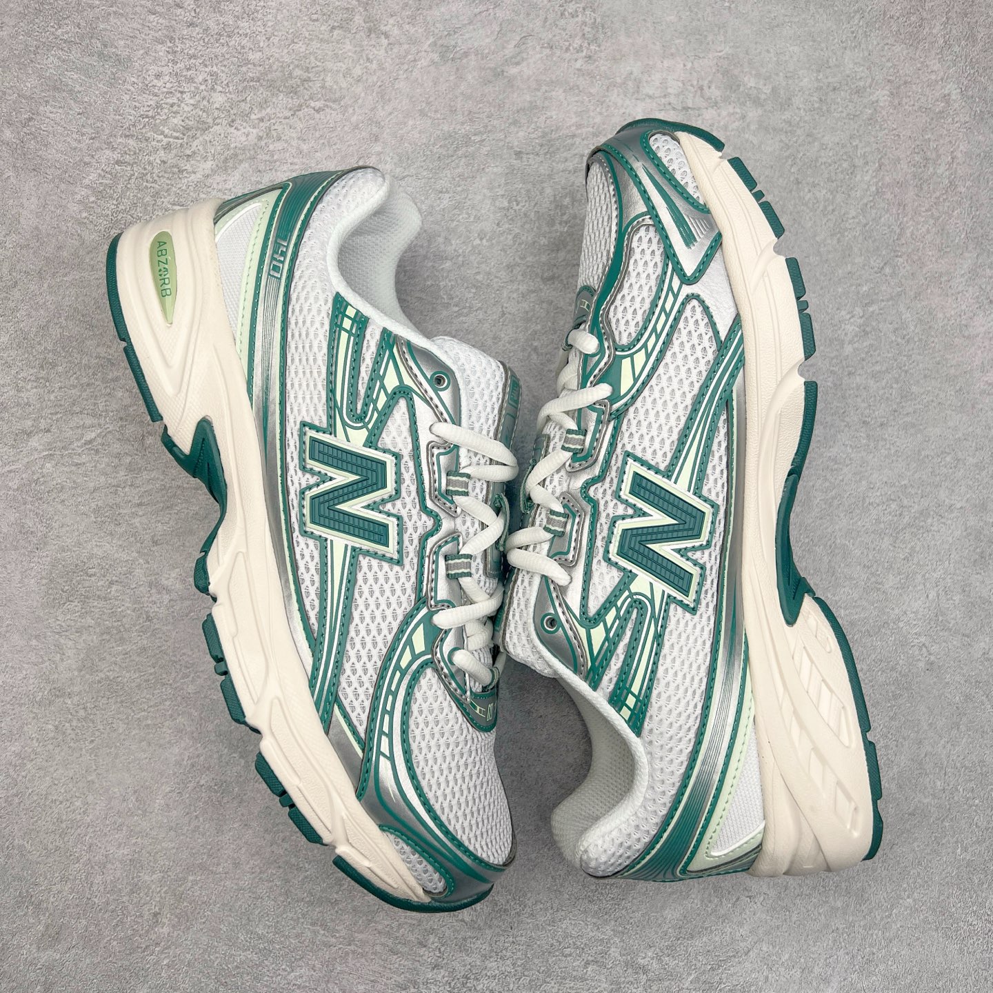 图片[3]-＃DT纯原 New Balance MR740 NB新百伦系列复古老爹风休闲运动慢跑鞋 采用轻质牛剖革拼接透气网眼衬垫织物鞋面材质 T-Beam大底提供足步弓支撑 保持步态稳定#后跟搭载外露缓震胶 鞋身整体以各种深浅不一的灰色覆盖 鞋头以淡蓝色调装饰，网眼衬垫通过不规律的色块实现做旧的美感 泛黄的鞋底更是进一步增添了复古气息 尺码：36 37 37.5 38 38.5 39.5 40 40.5 41.5 42 42.5 43 44 44.5 45-选品中心