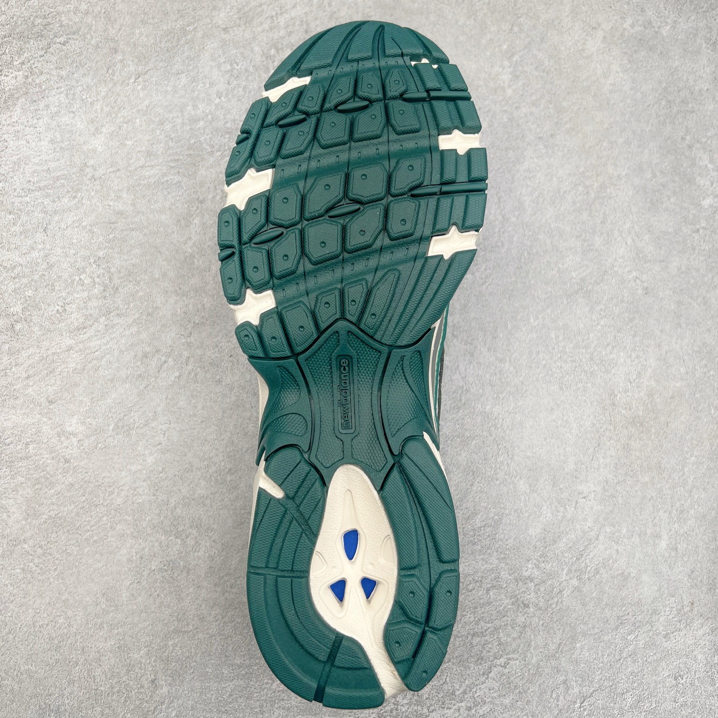 图片[9]-＃DT纯原 New Balance MR740 NB新百伦系列复古老爹风休闲运动慢跑鞋 采用轻质牛剖革拼接透气网眼衬垫织物鞋面材质 T-Beam大底提供足步弓支撑 保持步态稳定#后跟搭载外露缓震胶 鞋身整体以各种深浅不一的灰色覆盖 鞋头以淡蓝色调装饰，网眼衬垫通过不规律的色块实现做旧的美感 泛黄的鞋底更是进一步增添了复古气息 尺码：36 37 37.5 38 38.5 39.5 40 40.5 41.5 42 42.5 43 44 44.5 45-选品中心