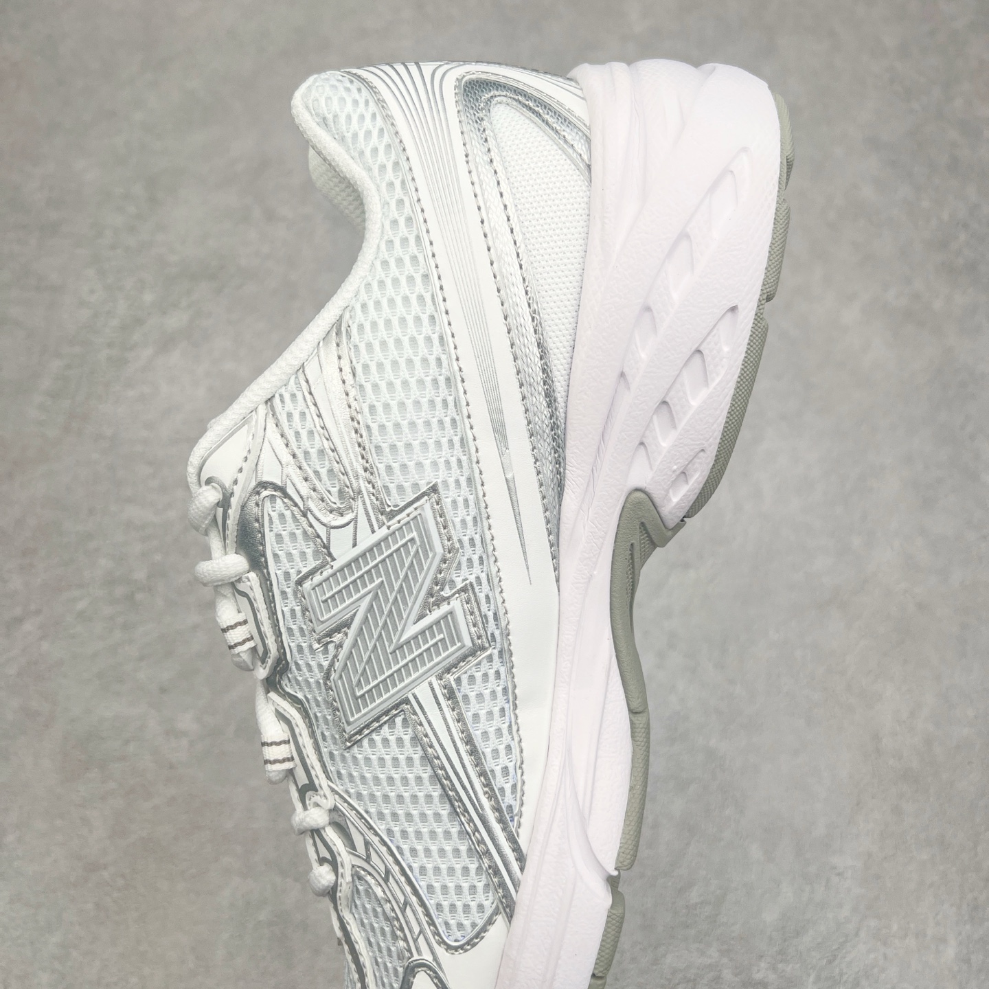 图片[7]-New Balance MR740 NB新百伦系列复古老爹风休闲运动慢跑鞋 采用轻质牛剖革拼接透气网眼衬垫织物鞋面材质 T-Beam大底提供足步弓支撑 保持步态稳定#后跟搭载外露缓震胶 鞋身整体以各种深浅不一的灰色覆盖 鞋头以淡蓝色调装饰，网眼衬垫通过不规律的色块实现做旧的美感 泛黄的鞋底更是进一步增添了复古气息 尺码：36 37 37.5 38 38.5 39.5 40 40.5 41.5 42 42.5 43 44 45-选品中心