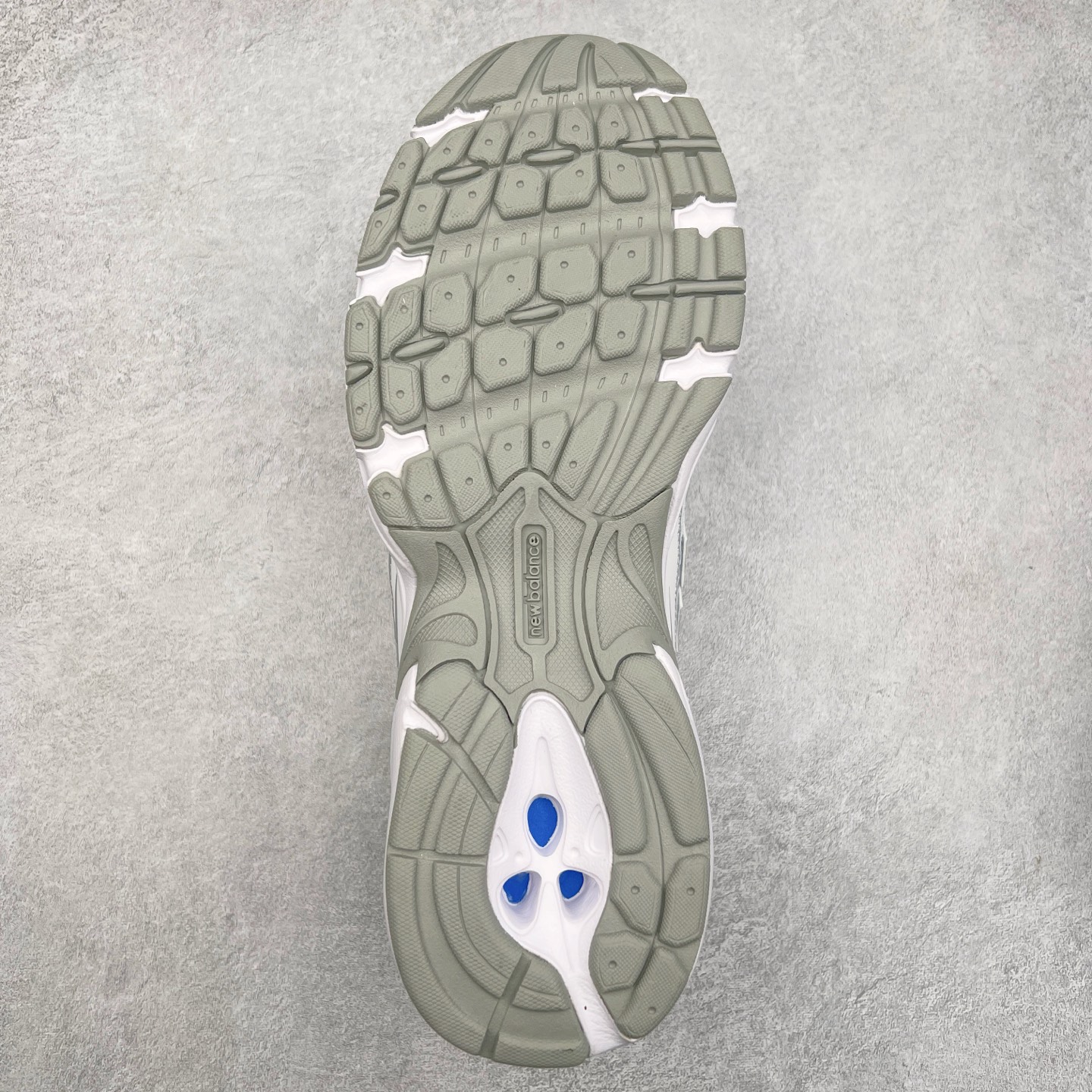 图片[9]-New Balance MR740 NB新百伦系列复古老爹风休闲运动慢跑鞋 采用轻质牛剖革拼接透气网眼衬垫织物鞋面材质 T-Beam大底提供足步弓支撑 保持步态稳定#后跟搭载外露缓震胶 鞋身整体以各种深浅不一的灰色覆盖 鞋头以淡蓝色调装饰，网眼衬垫通过不规律的色块实现做旧的美感 泛黄的鞋底更是进一步增添了复古气息 尺码：36 37 37.5 38 38.5 39.5 40 40.5 41.5 42 42.5 43 44 45-选品中心