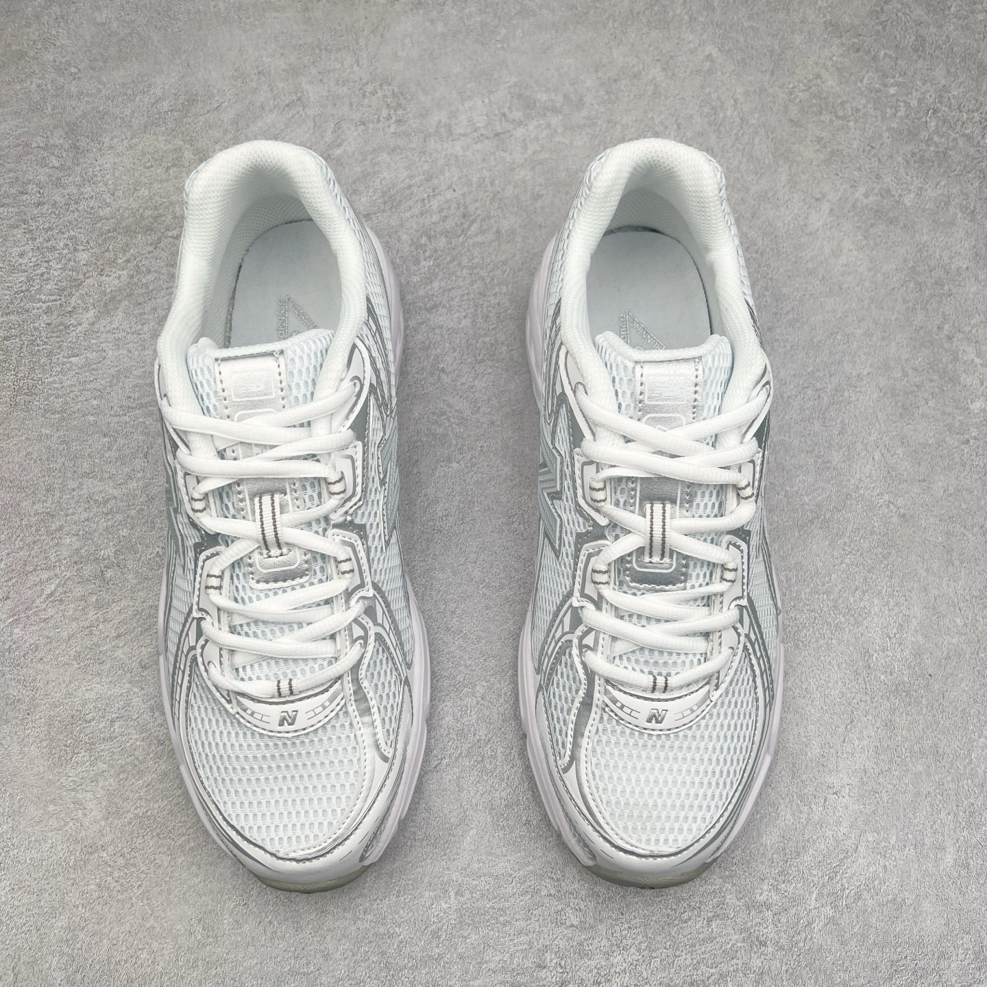 图片[2]-New Balance MR740 NB新百伦系列复古老爹风休闲运动慢跑鞋 采用轻质牛剖革拼接透气网眼衬垫织物鞋面材质 T-Beam大底提供足步弓支撑 保持步态稳定#后跟搭载外露缓震胶 鞋身整体以各种深浅不一的灰色覆盖 鞋头以淡蓝色调装饰，网眼衬垫通过不规律的色块实现做旧的美感 泛黄的鞋底更是进一步增添了复古气息 尺码：36 37 37.5 38 38.5 39.5 40 40.5 41.5 42 42.5 43 44 45-选品中心