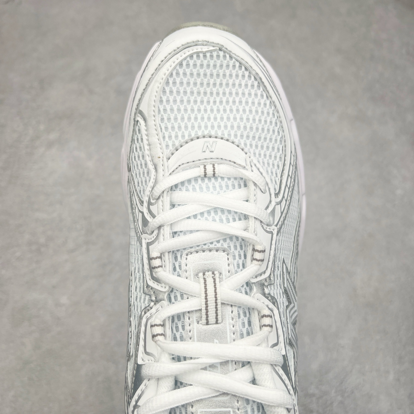 图片[4]-New Balance MR740 NB新百伦系列复古老爹风休闲运动慢跑鞋 采用轻质牛剖革拼接透气网眼衬垫织物鞋面材质 T-Beam大底提供足步弓支撑 保持步态稳定#后跟搭载外露缓震胶 鞋身整体以各种深浅不一的灰色覆盖 鞋头以淡蓝色调装饰，网眼衬垫通过不规律的色块实现做旧的美感 泛黄的鞋底更是进一步增添了复古气息 尺码：36 37 37.5 38 38.5 39.5 40 40.5 41.5 42 42.5 43 44 45-选品中心