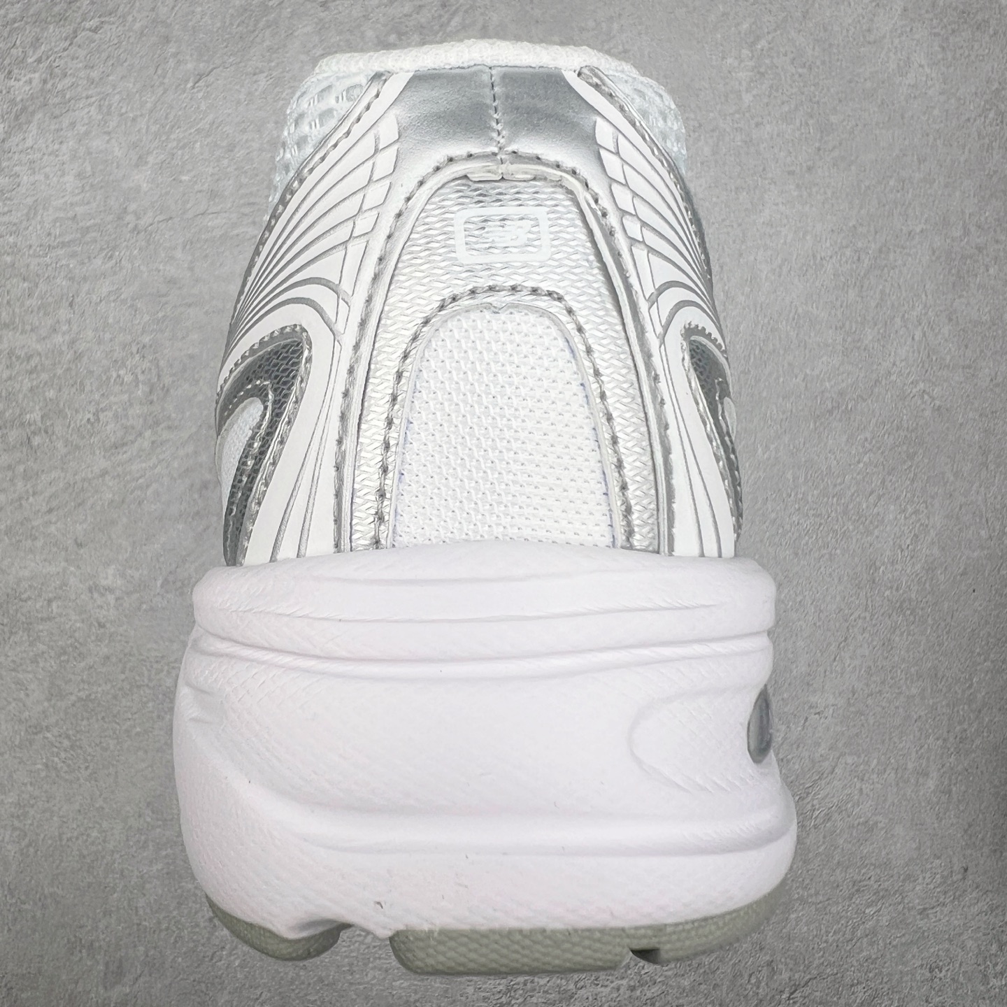 图片[8]-New Balance MR740 NB新百伦系列复古老爹风休闲运动慢跑鞋 采用轻质牛剖革拼接透气网眼衬垫织物鞋面材质 T-Beam大底提供足步弓支撑 保持步态稳定#后跟搭载外露缓震胶 鞋身整体以各种深浅不一的灰色覆盖 鞋头以淡蓝色调装饰，网眼衬垫通过不规律的色块实现做旧的美感 泛黄的鞋底更是进一步增添了复古气息 尺码：36 37 37.5 38 38.5 39.5 40 40.5 41.5 42 42.5 43 44 45-选品中心