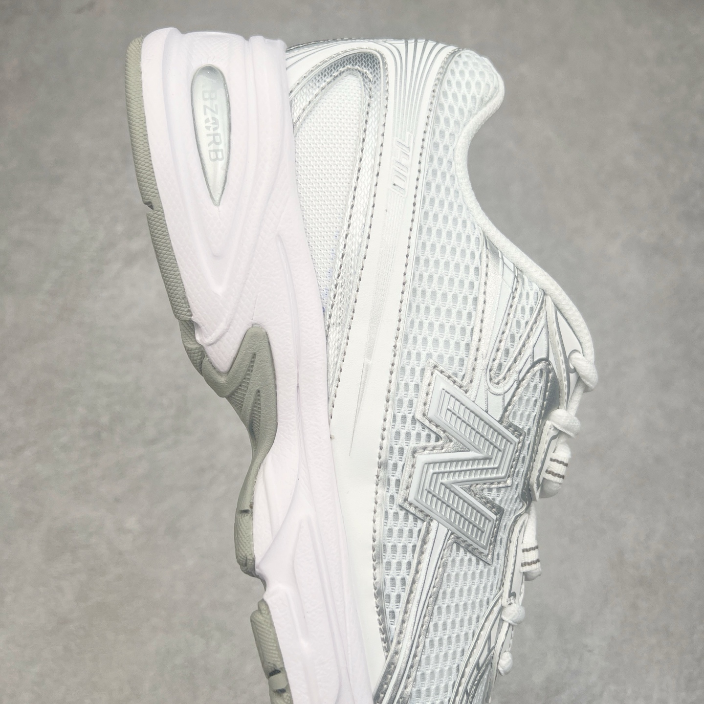 图片[6]-New Balance MR740 NB新百伦系列复古老爹风休闲运动慢跑鞋 采用轻质牛剖革拼接透气网眼衬垫织物鞋面材质 T-Beam大底提供足步弓支撑 保持步态稳定#后跟搭载外露缓震胶 鞋身整体以各种深浅不一的灰色覆盖 鞋头以淡蓝色调装饰，网眼衬垫通过不规律的色块实现做旧的美感 泛黄的鞋底更是进一步增添了复古气息 尺码：36 37 37.5 38 38.5 39.5 40 40.5 41.5 42 42.5 43 44 45-选品中心