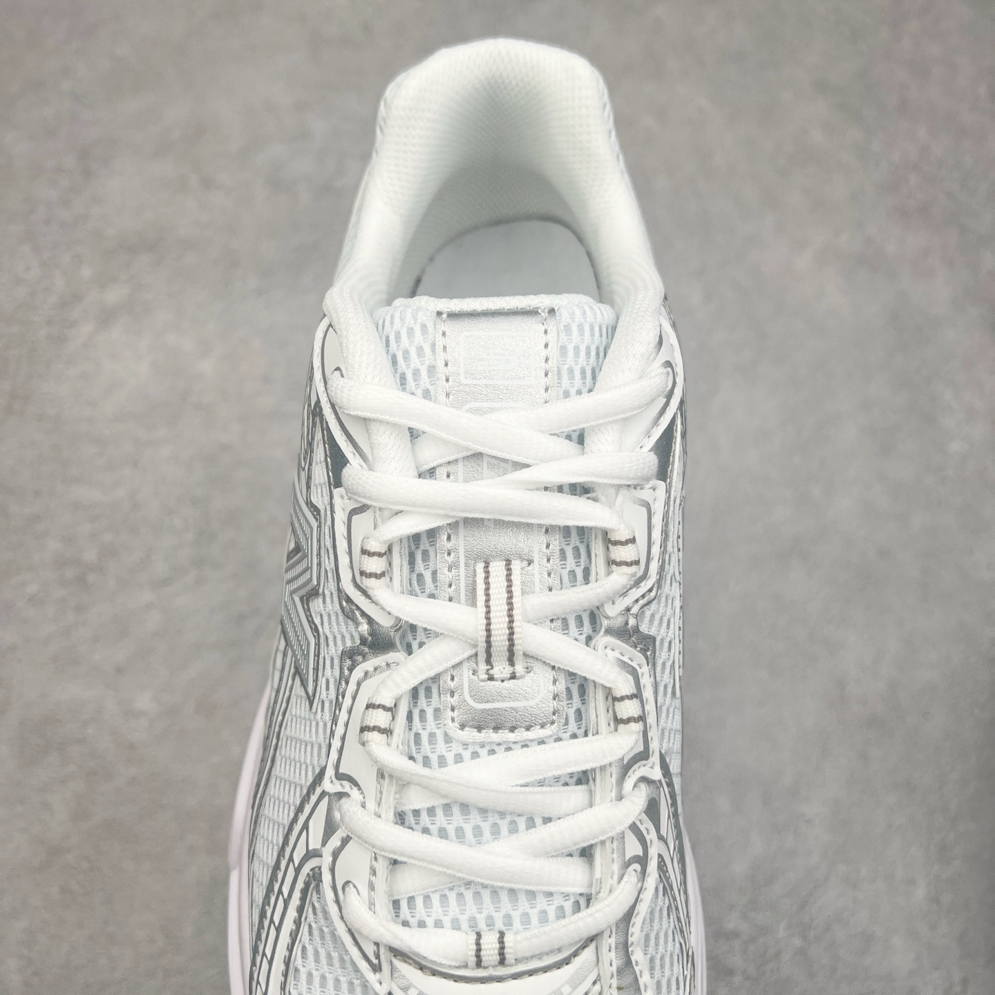 图片[5]-New Balance MR740 NB新百伦系列复古老爹风休闲运动慢跑鞋 采用轻质牛剖革拼接透气网眼衬垫织物鞋面材质 T-Beam大底提供足步弓支撑 保持步态稳定#后跟搭载外露缓震胶 鞋身整体以各种深浅不一的灰色覆盖 鞋头以淡蓝色调装饰，网眼衬垫通过不规律的色块实现做旧的美感 泛黄的鞋底更是进一步增添了复古气息 尺码：36 37 37.5 38 38.5 39.5 40 40.5 41.5 42 42.5 43 44 45-选品中心