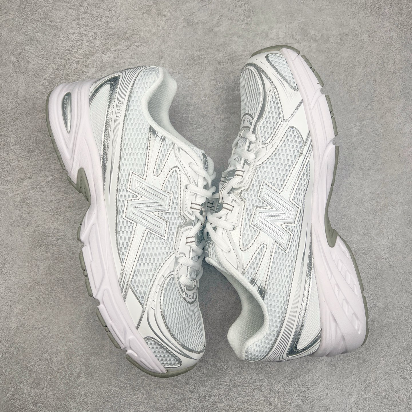 图片[3]-New Balance MR740 NB新百伦系列复古老爹风休闲运动慢跑鞋 采用轻质牛剖革拼接透气网眼衬垫织物鞋面材质 T-Beam大底提供足步弓支撑 保持步态稳定#后跟搭载外露缓震胶 鞋身整体以各种深浅不一的灰色覆盖 鞋头以淡蓝色调装饰，网眼衬垫通过不规律的色块实现做旧的美感 泛黄的鞋底更是进一步增添了复古气息 尺码：36 37 37.5 38 38.5 39.5 40 40.5 41.5 42 42.5 43 44 45-选品中心