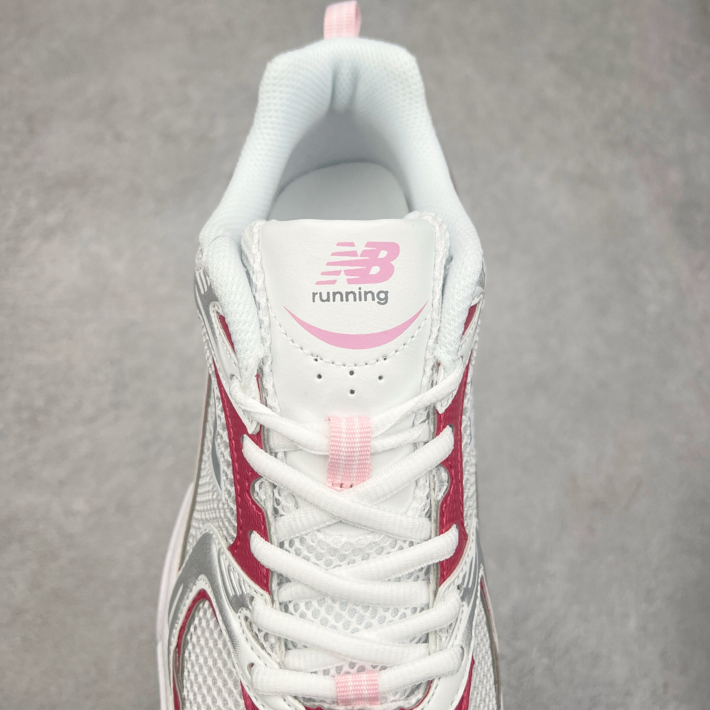 图片[5]-New Balance NB530 新百伦复古透气跑步鞋 抛弃过往以皮革为主的人气轮廓 以极具复古风范的跑鞋外观呈现 设计上全鞋以简约清爽的纯白色作基底 鞋身覆盖大面积织物网眼材质 并于鞋头、鞋带孔眼片等细节处点缀对比鲜明的反光银镀层凸显 鞋舌、侧身等位置则辅以一贯的「N」字标志和品牌徽标彰显身份 最后通过搭载的 ABZORB 缓震中底完善整体造型 尺码：36 37 37.5 38 38.5 39 40 40.5 41 42 42.5 43 44 45-选品中心