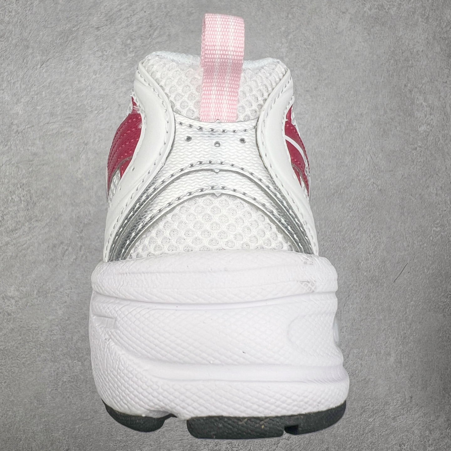 图片[8]-New Balance NB530 新百伦复古透气跑步鞋 抛弃过往以皮革为主的人气轮廓 以极具复古风范的跑鞋外观呈现 设计上全鞋以简约清爽的纯白色作基底 鞋身覆盖大面积织物网眼材质 并于鞋头、鞋带孔眼片等细节处点缀对比鲜明的反光银镀层凸显 鞋舌、侧身等位置则辅以一贯的「N」字标志和品牌徽标彰显身份 最后通过搭载的 ABZORB 缓震中底完善整体造型 尺码：36 37 37.5 38 38.5 39 40 40.5 41 42 42.5 43 44 45-选品中心