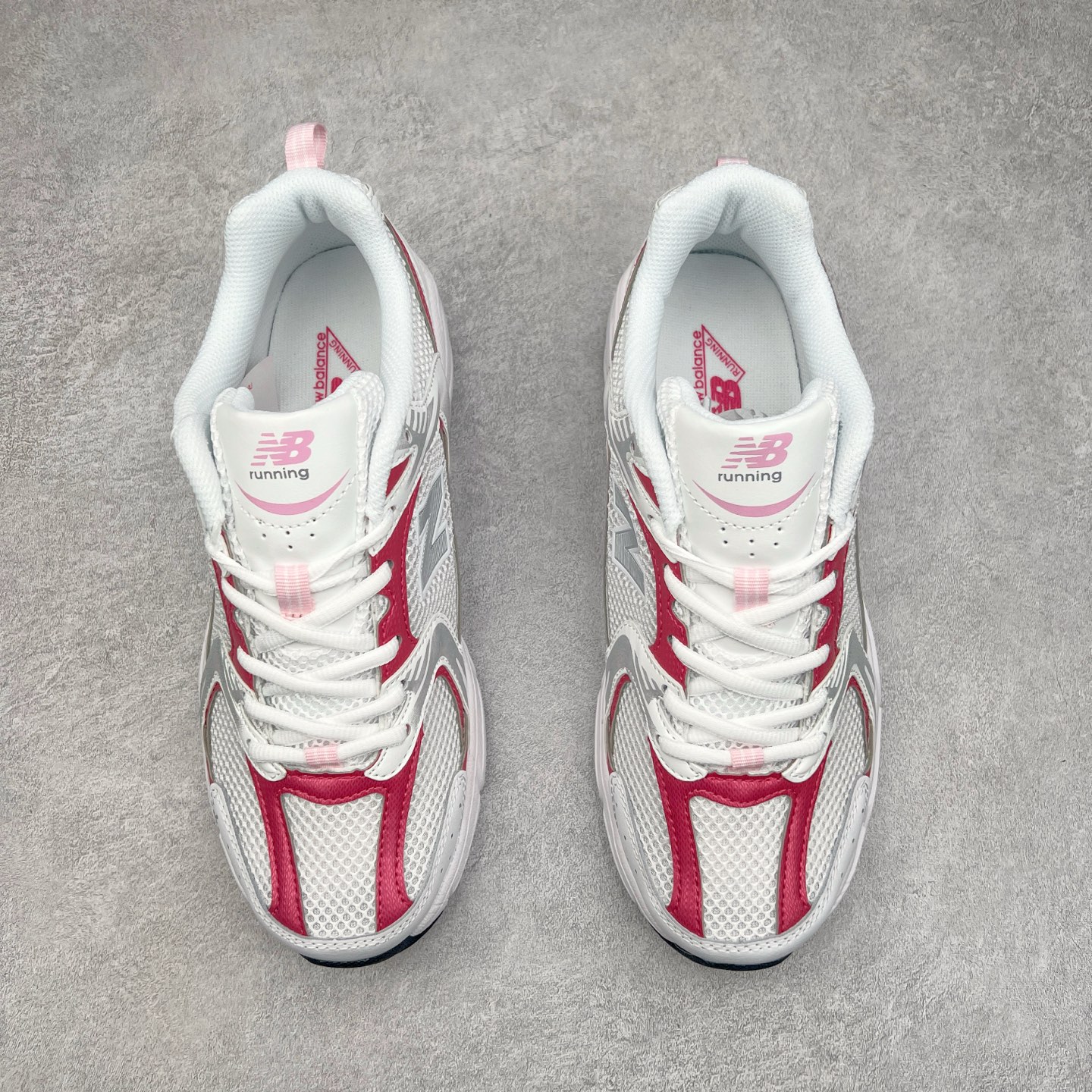 图片[2]-New Balance NB530 新百伦复古透气跑步鞋 抛弃过往以皮革为主的人气轮廓 以极具复古风范的跑鞋外观呈现 设计上全鞋以简约清爽的纯白色作基底 鞋身覆盖大面积织物网眼材质 并于鞋头、鞋带孔眼片等细节处点缀对比鲜明的反光银镀层凸显 鞋舌、侧身等位置则辅以一贯的「N」字标志和品牌徽标彰显身份 最后通过搭载的 ABZORB 缓震中底完善整体造型 尺码：36 37 37.5 38 38.5 39 40 40.5 41 42 42.5 43 44 45-选品中心