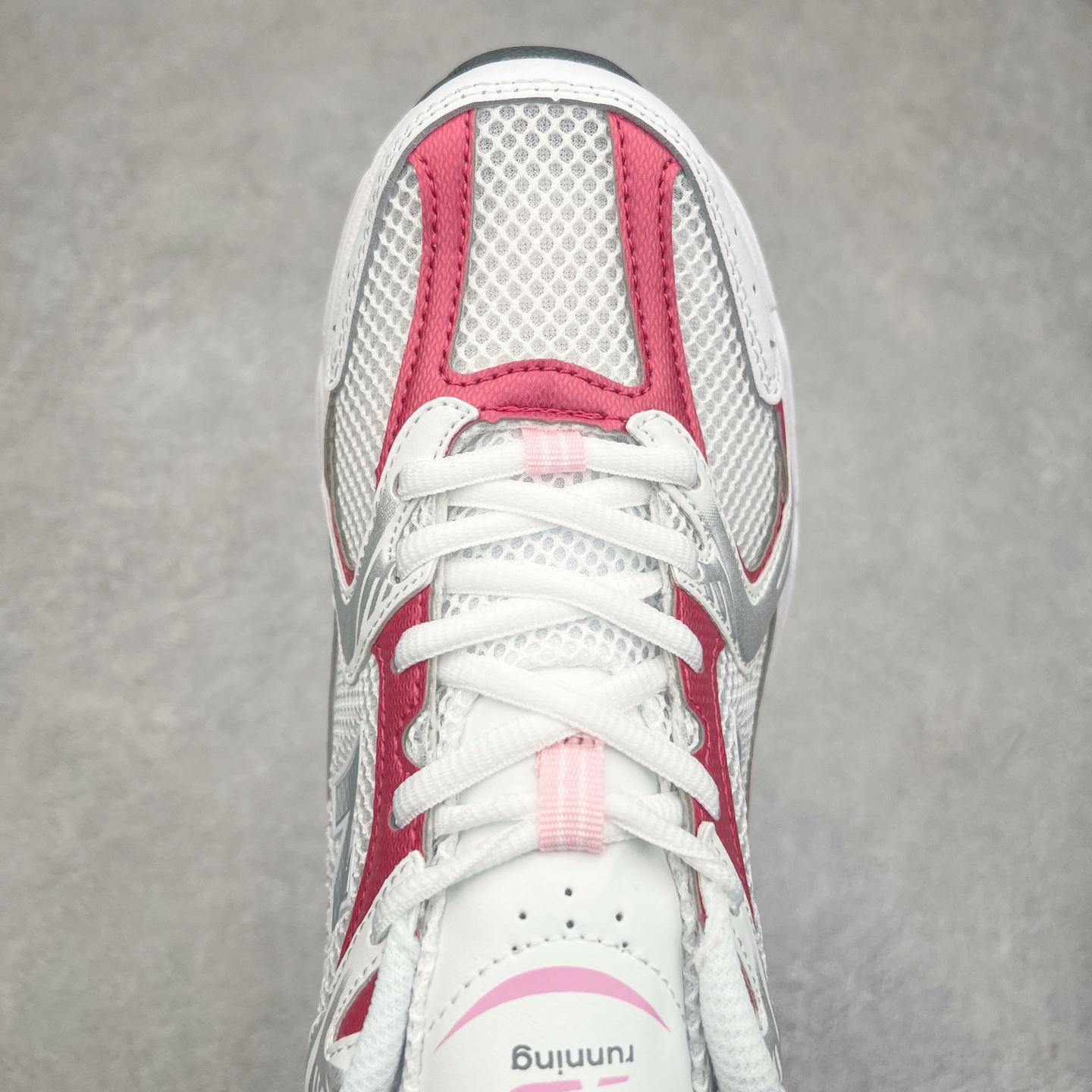 图片[4]-New Balance NB530 新百伦复古透气跑步鞋 抛弃过往以皮革为主的人气轮廓 以极具复古风范的跑鞋外观呈现 设计上全鞋以简约清爽的纯白色作基底 鞋身覆盖大面积织物网眼材质 并于鞋头、鞋带孔眼片等细节处点缀对比鲜明的反光银镀层凸显 鞋舌、侧身等位置则辅以一贯的「N」字标志和品牌徽标彰显身份 最后通过搭载的 ABZORB 缓震中底完善整体造型 尺码：36 37 37.5 38 38.5 39 40 40.5 41 42 42.5 43 44 45-选品中心