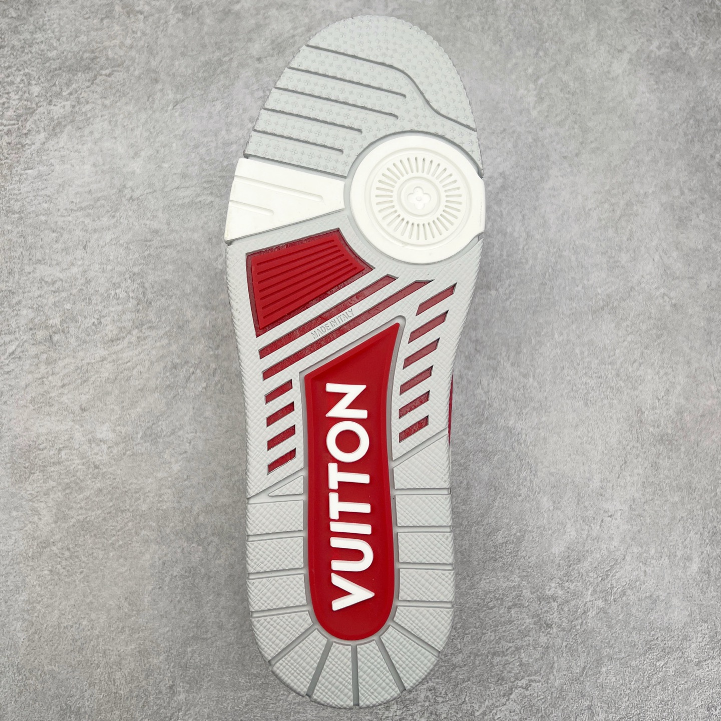 图片[9]-Louis Vuitton Trainer lv时装走秀运动鞋 完美鞋型超高的清洁度 零毛边线头瑕疵 全套原楦原纸版原鞋开模 全网最具灵魂的版型 正确原装黄色鞋盒 正确中底印花 鞋面印花3D高频深度立体 全鞋电脑针车 紧密相连 针距密度一致 环保乳胶注塑鞋垫 厚度脚感还原原版 皮面裁剪部位 统一油边封口工艺 原装橡胶大底含胶量大底组合零偏差 专柜全套包装 防尘袋 说明书 质保卡 男女鞋 尺码：35 36 37 38 39 40 41 42 43 44 45-选品中心