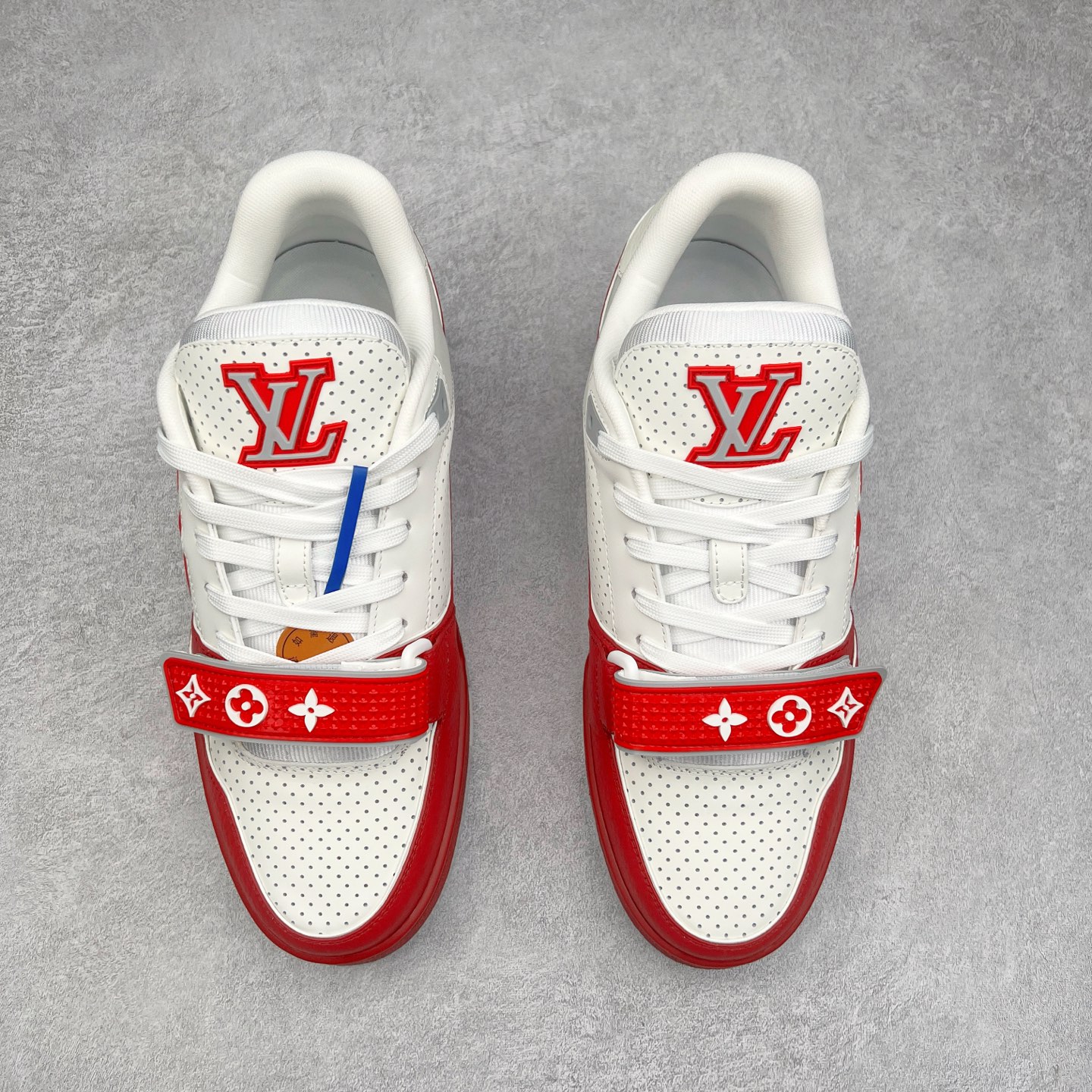 图片[2]-Louis Vuitton Trainer lv时装走秀运动鞋 完美鞋型超高的清洁度 零毛边线头瑕疵 全套原楦原纸版原鞋开模 全网最具灵魂的版型 正确原装黄色鞋盒 正确中底印花 鞋面印花3D高频深度立体 全鞋电脑针车 紧密相连 针距密度一致 环保乳胶注塑鞋垫 厚度脚感还原原版 皮面裁剪部位 统一油边封口工艺 原装橡胶大底含胶量大底组合零偏差 专柜全套包装 防尘袋 说明书 质保卡 男女鞋 尺码：35 36 37 38 39 40 41 42 43 44 45-选品中心