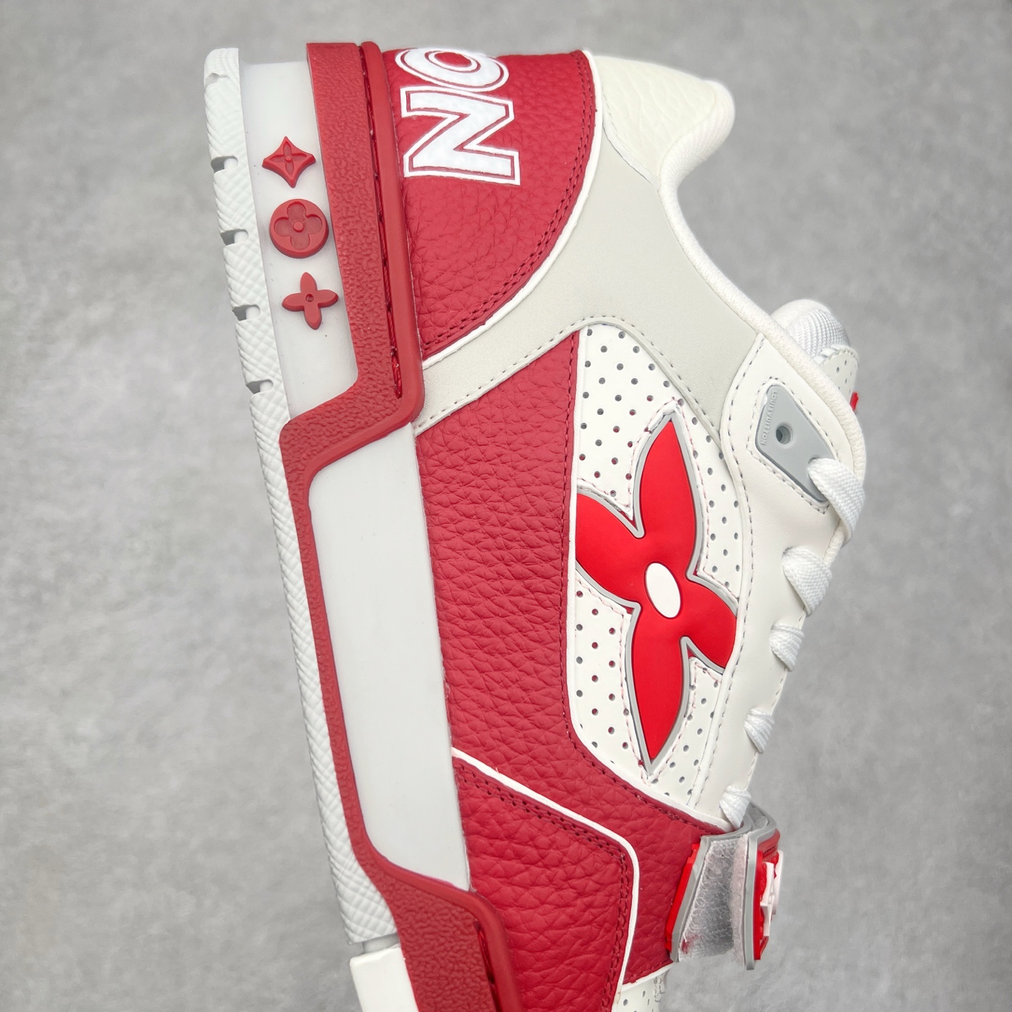 图片[6]-Louis Vuitton Trainer lv时装走秀运动鞋 完美鞋型超高的清洁度 零毛边线头瑕疵 全套原楦原纸版原鞋开模 全网最具灵魂的版型 正确原装黄色鞋盒 正确中底印花 鞋面印花3D高频深度立体 全鞋电脑针车 紧密相连 针距密度一致 环保乳胶注塑鞋垫 厚度脚感还原原版 皮面裁剪部位 统一油边封口工艺 原装橡胶大底含胶量大底组合零偏差 专柜全套包装 防尘袋 说明书 质保卡 男女鞋 尺码：35 36 37 38 39 40 41 42 43 44 45-选品中心