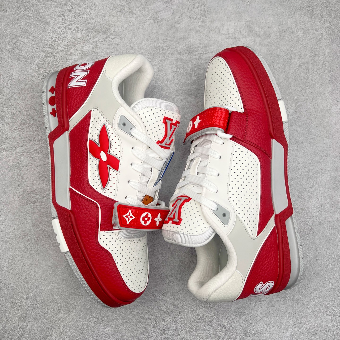 图片[3]-Louis Vuitton Trainer lv时装走秀运动鞋 完美鞋型超高的清洁度 零毛边线头瑕疵 全套原楦原纸版原鞋开模 全网最具灵魂的版型 正确原装黄色鞋盒 正确中底印花 鞋面印花3D高频深度立体 全鞋电脑针车 紧密相连 针距密度一致 环保乳胶注塑鞋垫 厚度脚感还原原版 皮面裁剪部位 统一油边封口工艺 原装橡胶大底含胶量大底组合零偏差 专柜全套包装 防尘袋 说明书 质保卡 男女鞋 尺码：35 36 37 38 39 40 41 42 43 44 45-选品中心