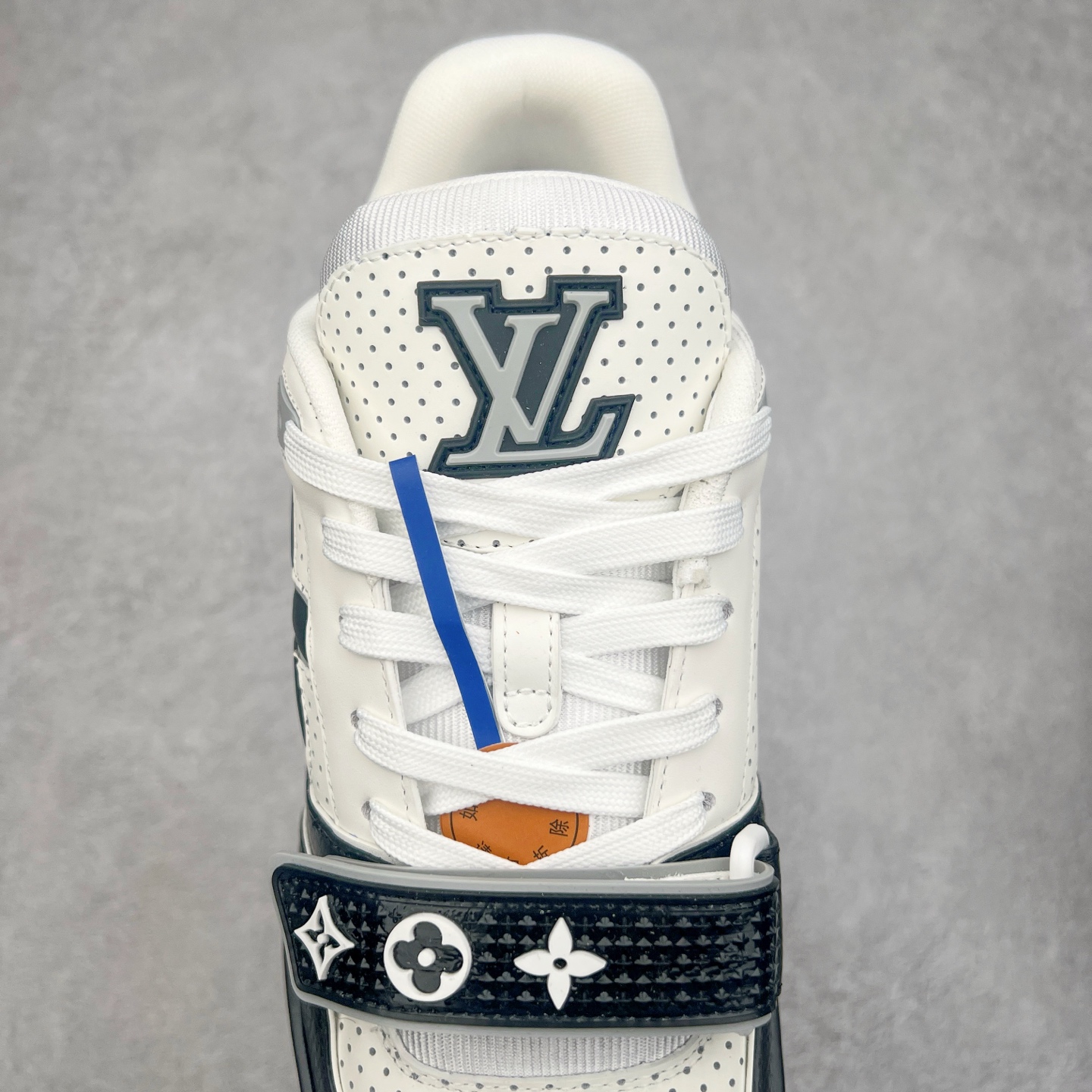 图片[5]-Louis Vuitton Trainer lv时装走秀运动鞋 完美鞋型超高的清洁度 零毛边线头瑕疵 全套原楦原纸版原鞋开模 全网最具灵魂的版型 正确原装黄色鞋盒 正确中底印花 鞋面印花3D高频深度立体 全鞋电脑针车 紧密相连 针距密度一致 环保乳胶注塑鞋垫 厚度脚感还原原版 皮面裁剪部位 统一油边封口工艺 原装橡胶大底含胶量大底组合零偏差 专柜全套包装 防尘袋 说明书 质保卡 男女鞋 尺码：35 36 37 38 39 40 41 42 43 44 45-选品中心