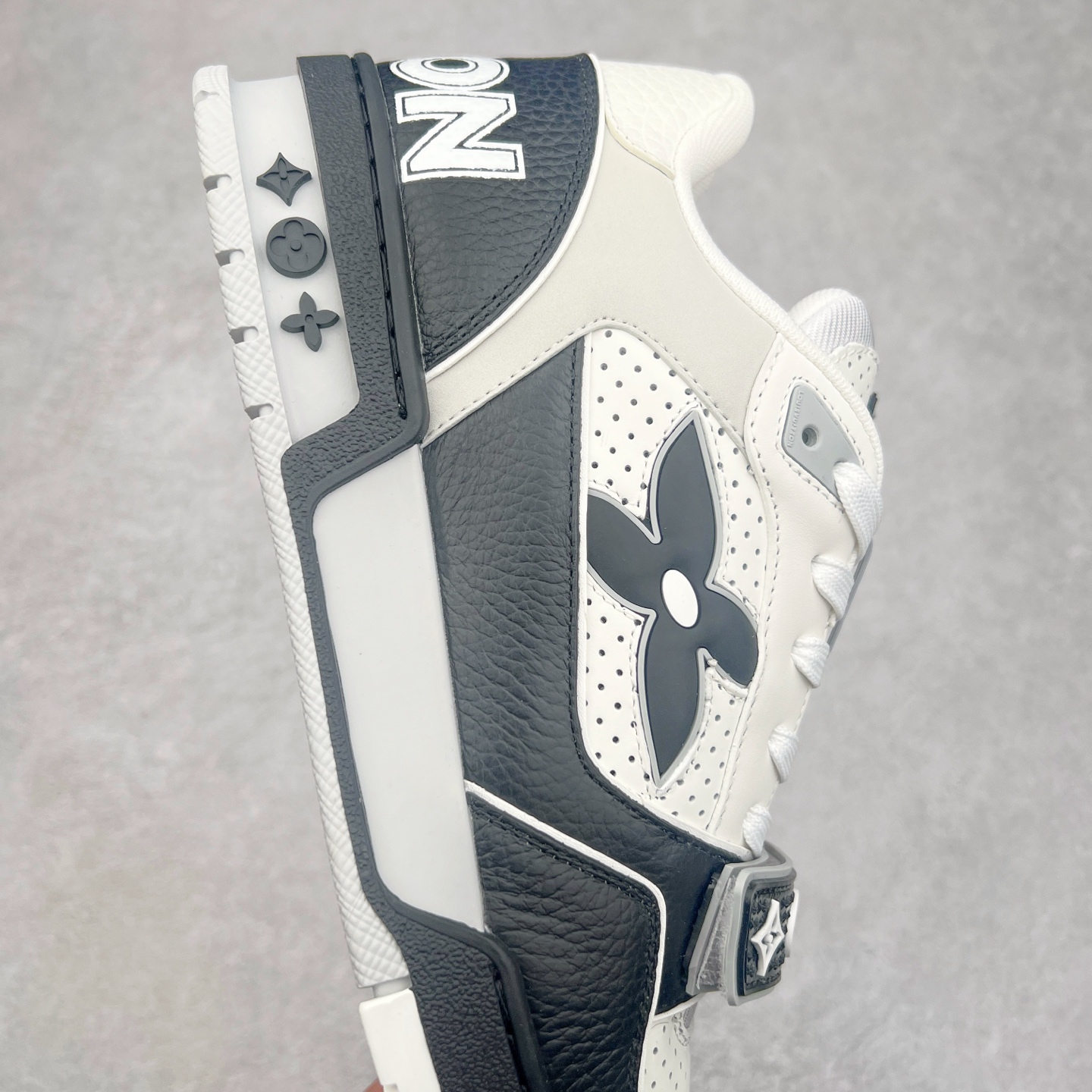 图片[6]-Louis Vuitton Trainer lv时装走秀运动鞋 完美鞋型超高的清洁度 零毛边线头瑕疵 全套原楦原纸版原鞋开模 全网最具灵魂的版型 正确原装黄色鞋盒 正确中底印花 鞋面印花3D高频深度立体 全鞋电脑针车 紧密相连 针距密度一致 环保乳胶注塑鞋垫 厚度脚感还原原版 皮面裁剪部位 统一油边封口工艺 原装橡胶大底含胶量大底组合零偏差 专柜全套包装 防尘袋 说明书 质保卡 男女鞋 尺码：35 36 37 38 39 40 41 42 43 44 45-选品中心