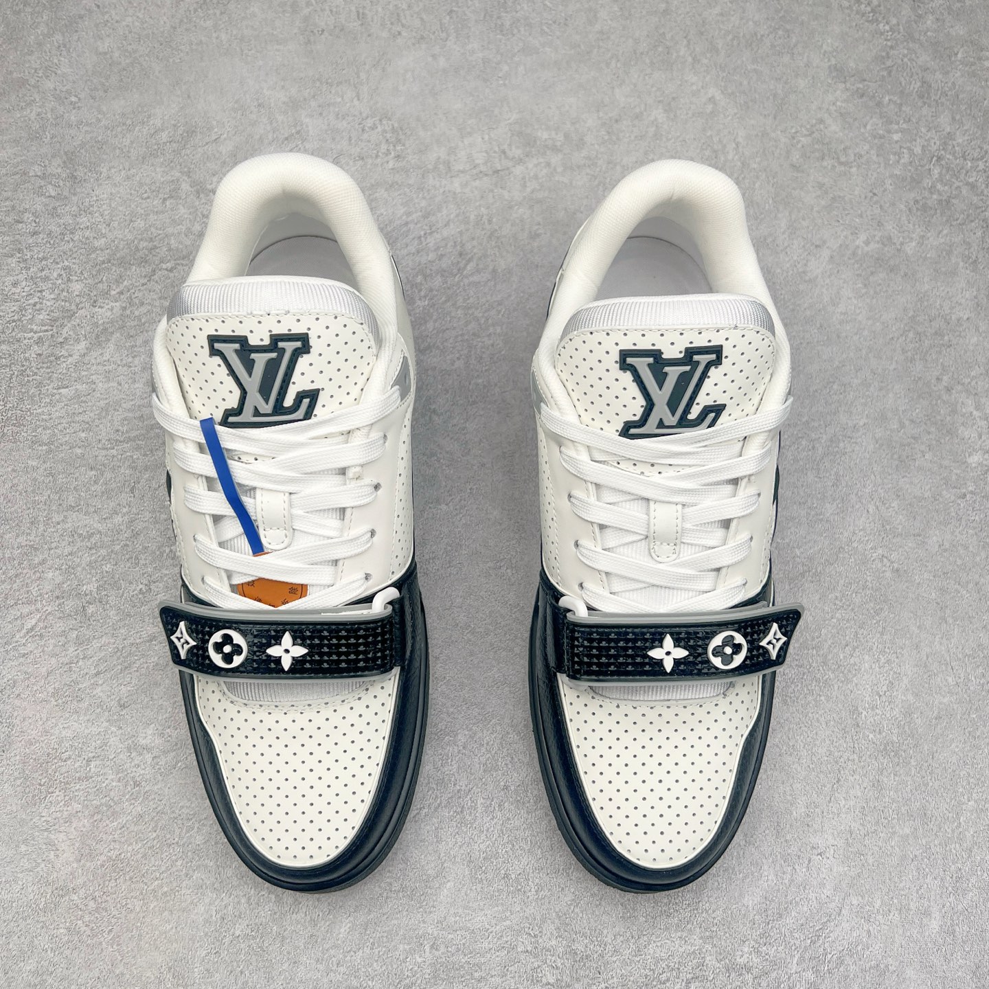 图片[2]-Louis Vuitton Trainer lv时装走秀运动鞋 完美鞋型超高的清洁度 零毛边线头瑕疵 全套原楦原纸版原鞋开模 全网最具灵魂的版型 正确原装黄色鞋盒 正确中底印花 鞋面印花3D高频深度立体 全鞋电脑针车 紧密相连 针距密度一致 环保乳胶注塑鞋垫 厚度脚感还原原版 皮面裁剪部位 统一油边封口工艺 原装橡胶大底含胶量大底组合零偏差 专柜全套包装 防尘袋 说明书 质保卡 男女鞋 尺码：35 36 37 38 39 40 41 42 43 44 45-选品中心