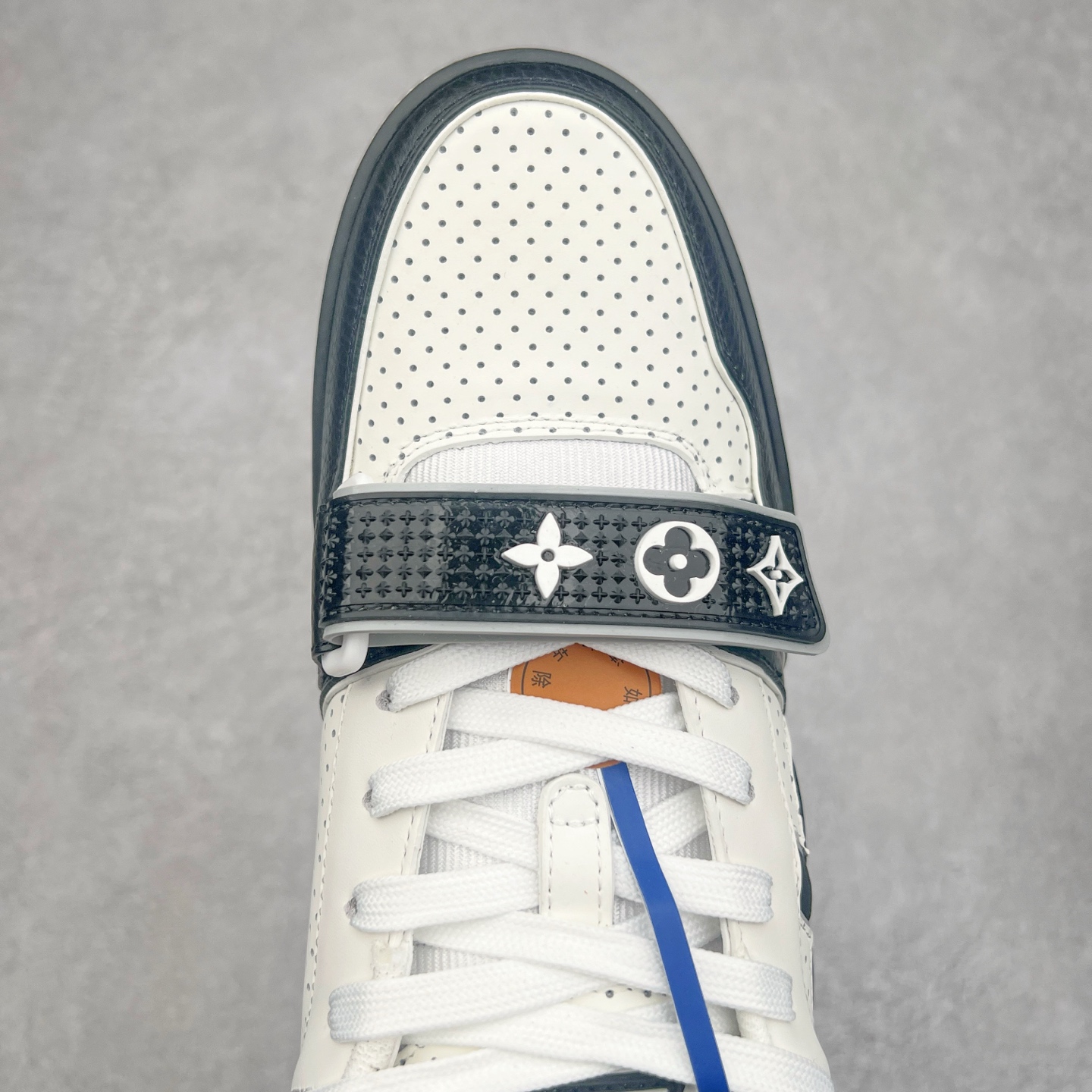 图片[4]-Louis Vuitton Trainer lv时装走秀运动鞋 完美鞋型超高的清洁度 零毛边线头瑕疵 全套原楦原纸版原鞋开模 全网最具灵魂的版型 正确原装黄色鞋盒 正确中底印花 鞋面印花3D高频深度立体 全鞋电脑针车 紧密相连 针距密度一致 环保乳胶注塑鞋垫 厚度脚感还原原版 皮面裁剪部位 统一油边封口工艺 原装橡胶大底含胶量大底组合零偏差 专柜全套包装 防尘袋 说明书 质保卡 男女鞋 尺码：35 36 37 38 39 40 41 42 43 44 45-选品中心