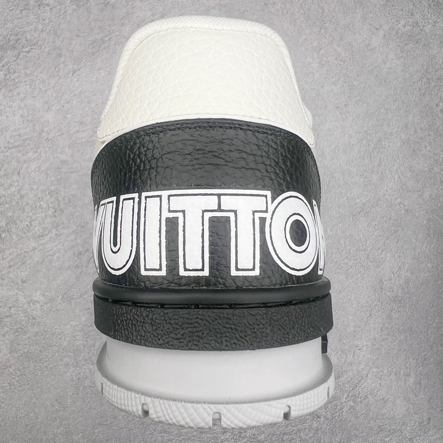 图片[8]-Louis Vuitton Trainer lv时装走秀运动鞋 完美鞋型超高的清洁度 零毛边线头瑕疵 全套原楦原纸版原鞋开模 全网最具灵魂的版型 正确原装黄色鞋盒 正确中底印花 鞋面印花3D高频深度立体 全鞋电脑针车 紧密相连 针距密度一致 环保乳胶注塑鞋垫 厚度脚感还原原版 皮面裁剪部位 统一油边封口工艺 原装橡胶大底含胶量大底组合零偏差 专柜全套包装 防尘袋 说明书 质保卡 男女鞋 尺码：35 36 37 38 39 40 41 42 43 44 45-选品中心