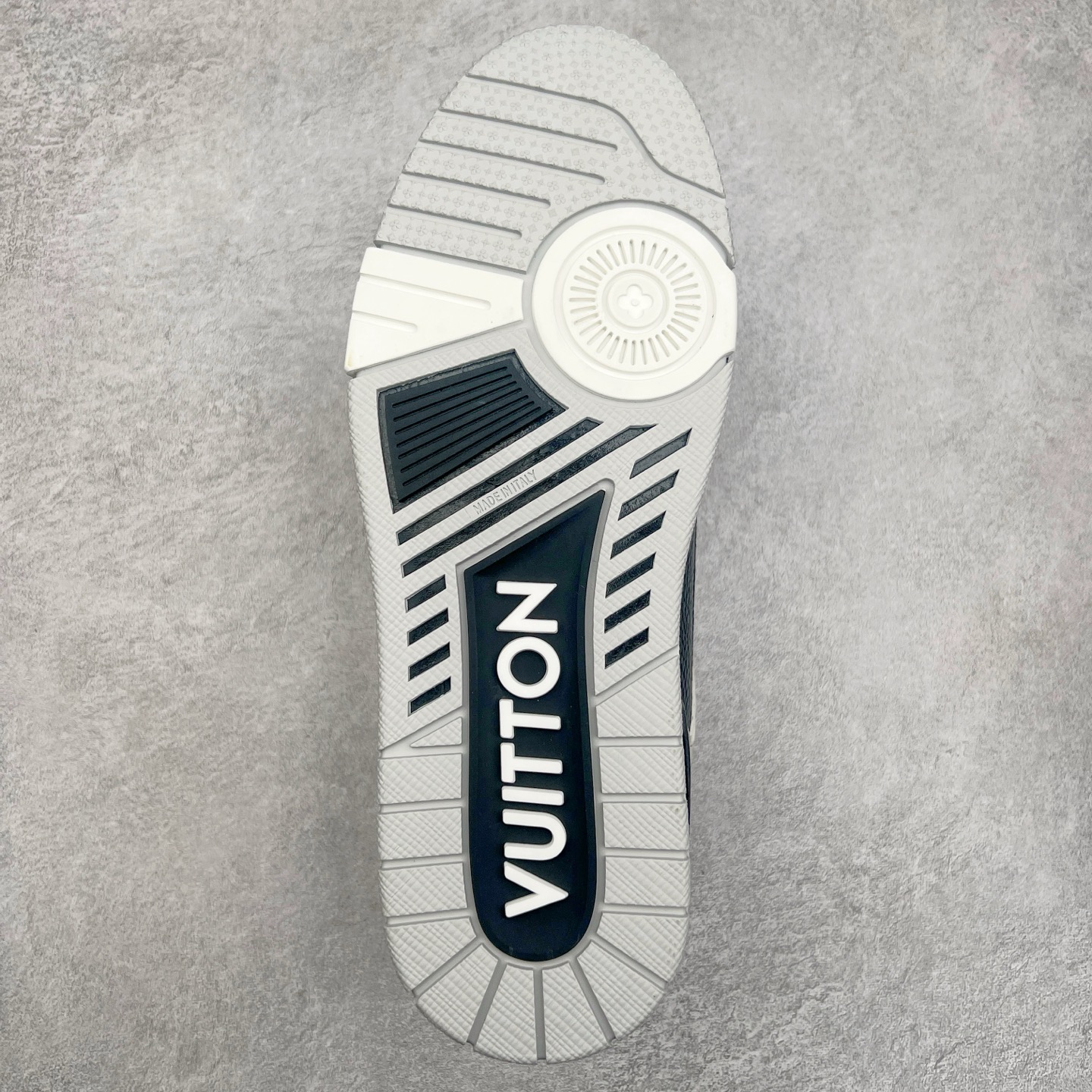 图片[9]-Louis Vuitton Trainer lv时装走秀运动鞋 完美鞋型超高的清洁度 零毛边线头瑕疵 全套原楦原纸版原鞋开模 全网最具灵魂的版型 正确原装黄色鞋盒 正确中底印花 鞋面印花3D高频深度立体 全鞋电脑针车 紧密相连 针距密度一致 环保乳胶注塑鞋垫 厚度脚感还原原版 皮面裁剪部位 统一油边封口工艺 原装橡胶大底含胶量大底组合零偏差 专柜全套包装 防尘袋 说明书 质保卡 男女鞋 尺码：35 36 37 38 39 40 41 42 43 44 45-选品中心