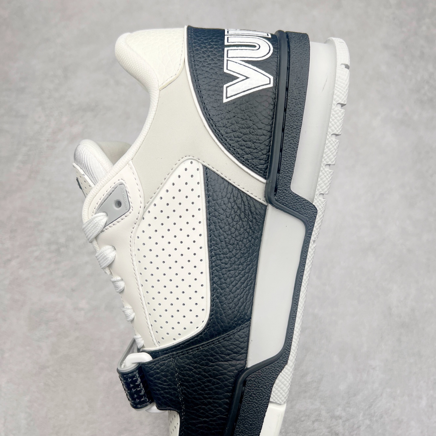 图片[7]-Louis Vuitton Trainer lv时装走秀运动鞋 完美鞋型超高的清洁度 零毛边线头瑕疵 全套原楦原纸版原鞋开模 全网最具灵魂的版型 正确原装黄色鞋盒 正确中底印花 鞋面印花3D高频深度立体 全鞋电脑针车 紧密相连 针距密度一致 环保乳胶注塑鞋垫 厚度脚感还原原版 皮面裁剪部位 统一油边封口工艺 原装橡胶大底含胶量大底组合零偏差 专柜全套包装 防尘袋 说明书 质保卡 男女鞋 尺码：35 36 37 38 39 40 41 42 43 44 45-选品中心