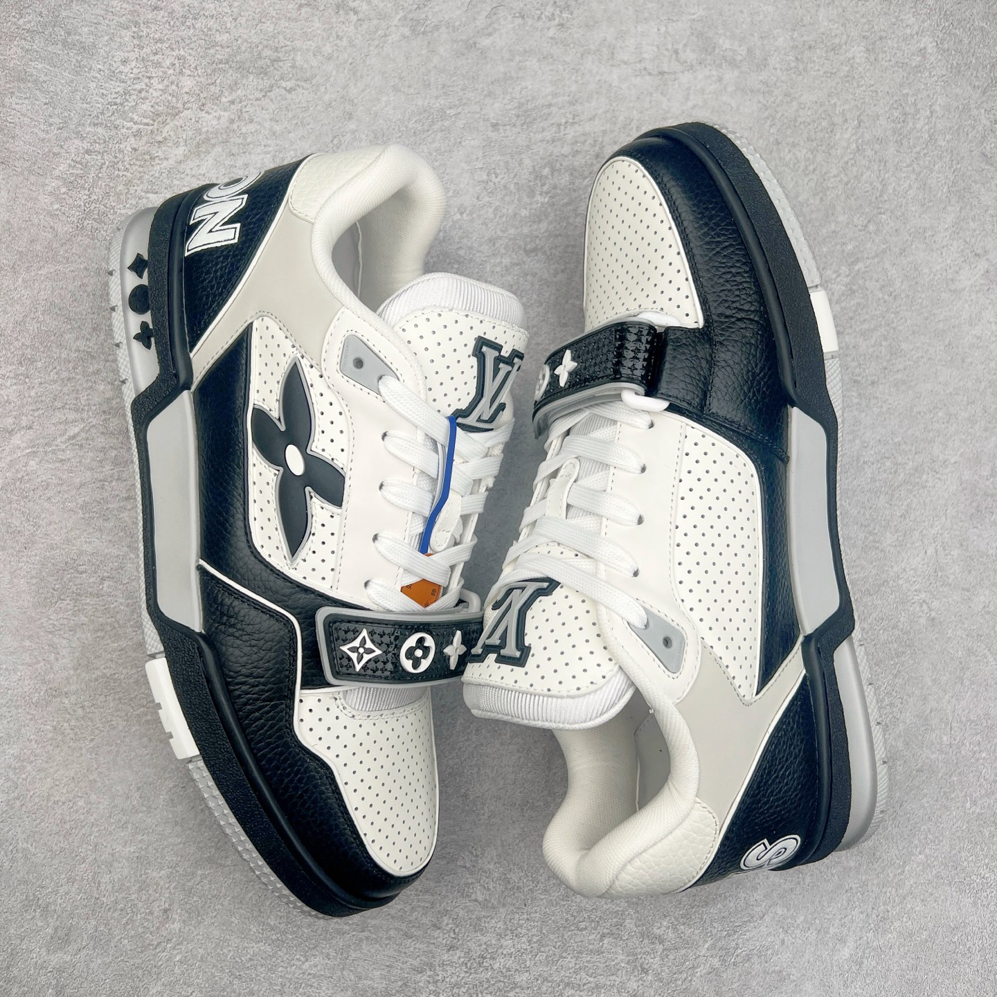 图片[3]-Louis Vuitton Trainer lv时装走秀运动鞋 完美鞋型超高的清洁度 零毛边线头瑕疵 全套原楦原纸版原鞋开模 全网最具灵魂的版型 正确原装黄色鞋盒 正确中底印花 鞋面印花3D高频深度立体 全鞋电脑针车 紧密相连 针距密度一致 环保乳胶注塑鞋垫 厚度脚感还原原版 皮面裁剪部位 统一油边封口工艺 原装橡胶大底含胶量大底组合零偏差 专柜全套包装 防尘袋 说明书 质保卡 男女鞋 尺码：35 36 37 38 39 40 41 42 43 44 45-选品中心