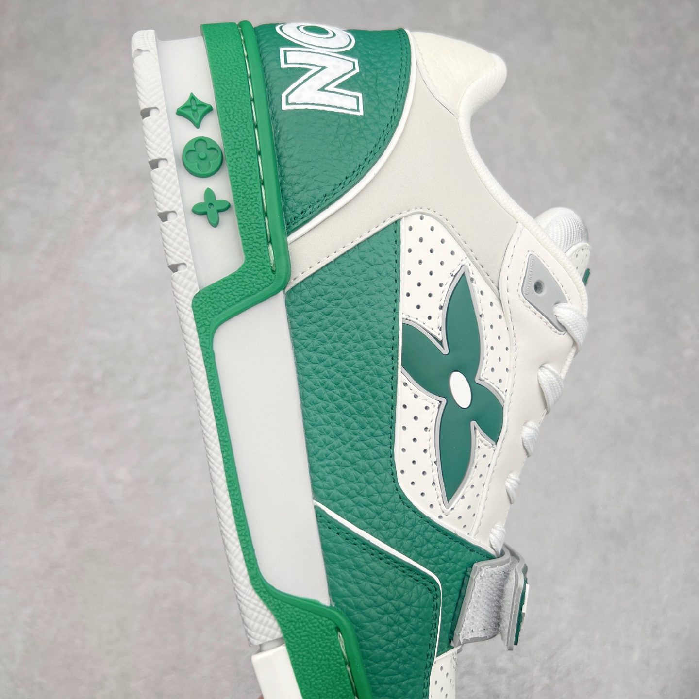 图片[6]-Louis Vuitton Trainer lv时装走秀运动鞋 完美鞋型超高的清洁度 零毛边线头瑕疵 全套原楦原纸版原鞋开模 全网最具灵魂的版型 正确原装黄色鞋盒 正确中底印花 鞋面印花3D高频深度立体 全鞋电脑针车 紧密相连 针距密度一致 环保乳胶注塑鞋垫 厚度脚感还原原版 皮面裁剪部位 统一油边封口工艺 原装橡胶大底含胶量大底组合零偏差 专柜全套包装 防尘袋 说明书 质保卡 男女鞋 尺码：35 36 37 38 39 40 41 42 43 44 45-选品中心