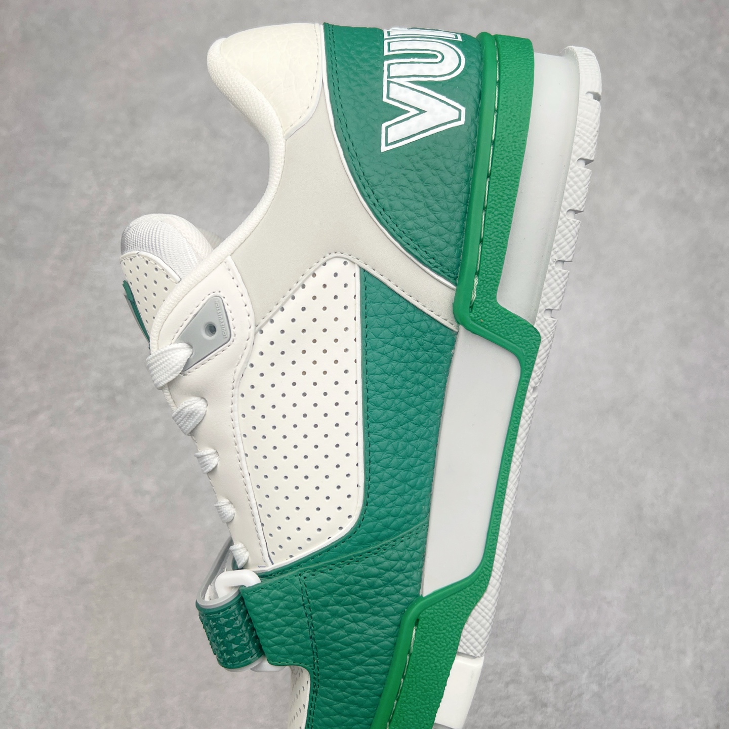 图片[7]-Louis Vuitton Trainer lv时装走秀运动鞋 完美鞋型超高的清洁度 零毛边线头瑕疵 全套原楦原纸版原鞋开模 全网最具灵魂的版型 正确原装黄色鞋盒 正确中底印花 鞋面印花3D高频深度立体 全鞋电脑针车 紧密相连 针距密度一致 环保乳胶注塑鞋垫 厚度脚感还原原版 皮面裁剪部位 统一油边封口工艺 原装橡胶大底含胶量大底组合零偏差 专柜全套包装 防尘袋 说明书 质保卡 男女鞋 尺码：35 36 37 38 39 40 41 42 43 44 45-选品中心