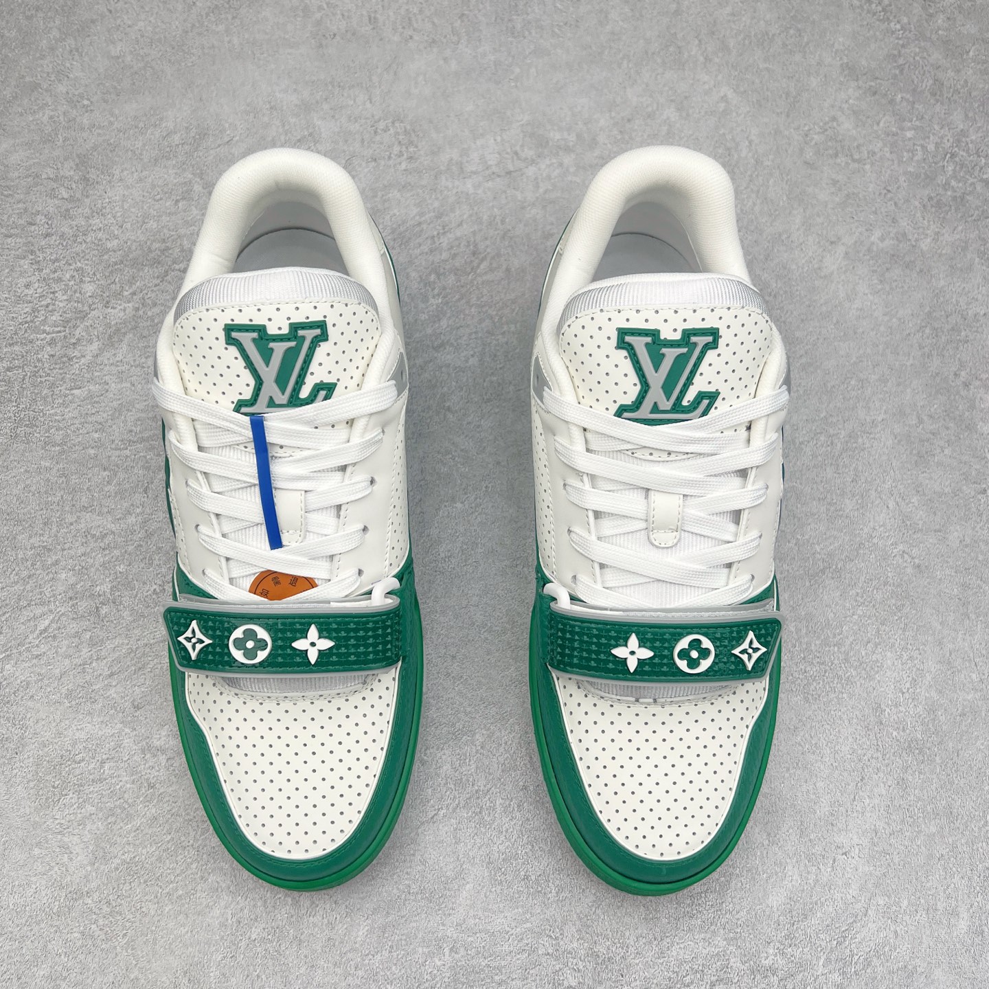 图片[2]-Louis Vuitton Trainer lv时装走秀运动鞋 完美鞋型超高的清洁度 零毛边线头瑕疵 全套原楦原纸版原鞋开模 全网最具灵魂的版型 正确原装黄色鞋盒 正确中底印花 鞋面印花3D高频深度立体 全鞋电脑针车 紧密相连 针距密度一致 环保乳胶注塑鞋垫 厚度脚感还原原版 皮面裁剪部位 统一油边封口工艺 原装橡胶大底含胶量大底组合零偏差 专柜全套包装 防尘袋 说明书 质保卡 男女鞋 尺码：35 36 37 38 39 40 41 42 43 44 45-选品中心