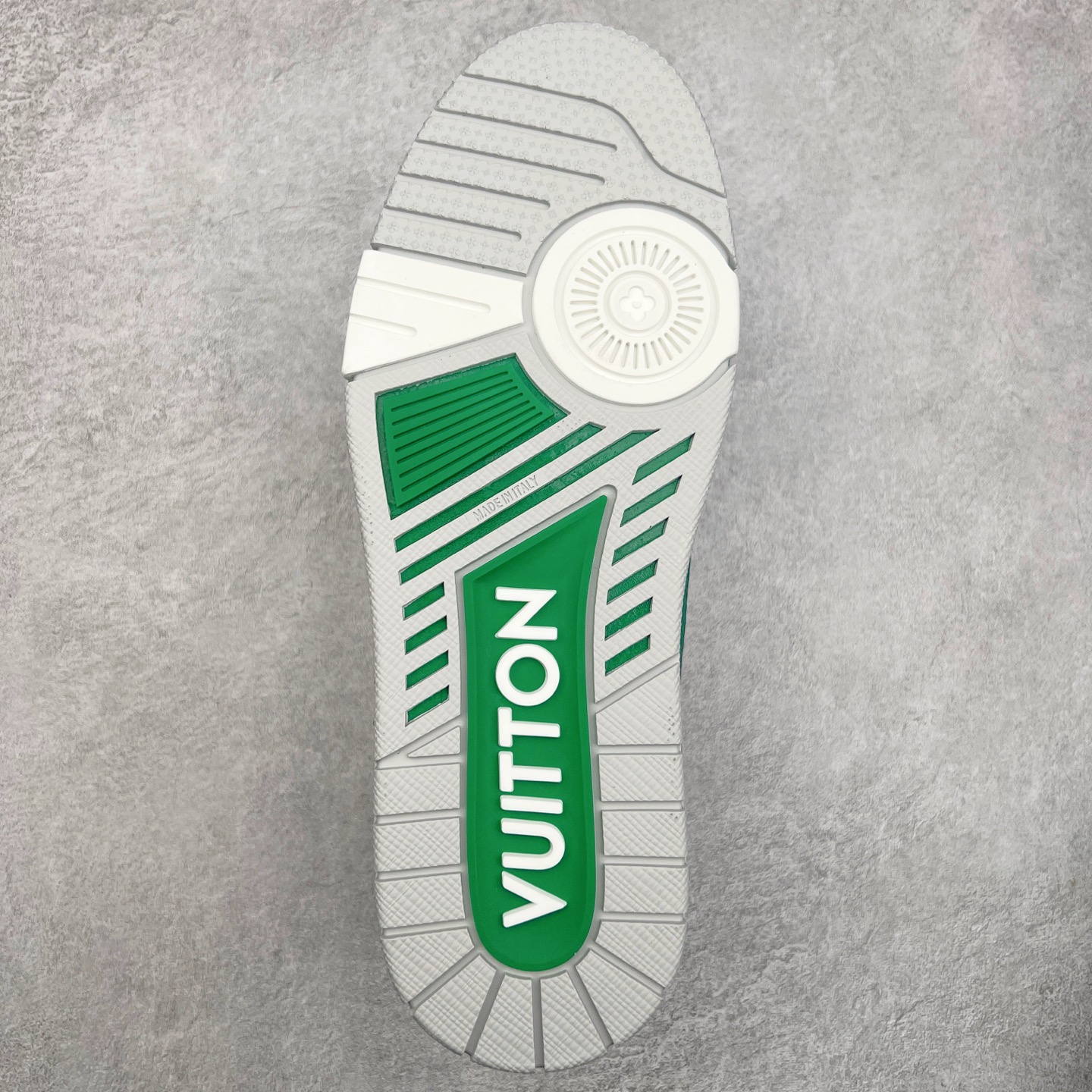 图片[9]-Louis Vuitton Trainer lv时装走秀运动鞋 完美鞋型超高的清洁度 零毛边线头瑕疵 全套原楦原纸版原鞋开模 全网最具灵魂的版型 正确原装黄色鞋盒 正确中底印花 鞋面印花3D高频深度立体 全鞋电脑针车 紧密相连 针距密度一致 环保乳胶注塑鞋垫 厚度脚感还原原版 皮面裁剪部位 统一油边封口工艺 原装橡胶大底含胶量大底组合零偏差 专柜全套包装 防尘袋 说明书 质保卡 男女鞋 尺码：35 36 37 38 39 40 41 42 43 44 45-选品中心