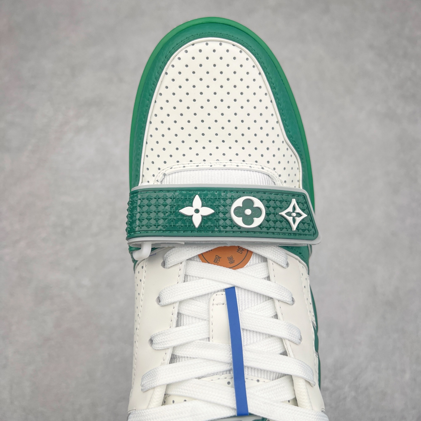 图片[4]-Louis Vuitton Trainer lv时装走秀运动鞋 完美鞋型超高的清洁度 零毛边线头瑕疵 全套原楦原纸版原鞋开模 全网最具灵魂的版型 正确原装黄色鞋盒 正确中底印花 鞋面印花3D高频深度立体 全鞋电脑针车 紧密相连 针距密度一致 环保乳胶注塑鞋垫 厚度脚感还原原版 皮面裁剪部位 统一油边封口工艺 原装橡胶大底含胶量大底组合零偏差 专柜全套包装 防尘袋 说明书 质保卡 男女鞋 尺码：35 36 37 38 39 40 41 42 43 44 45-选品中心