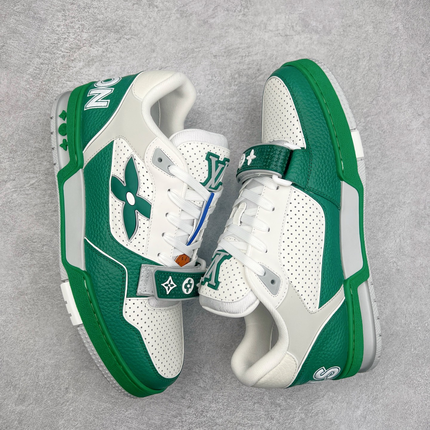 图片[3]-Louis Vuitton Trainer lv时装走秀运动鞋 完美鞋型超高的清洁度 零毛边线头瑕疵 全套原楦原纸版原鞋开模 全网最具灵魂的版型 正确原装黄色鞋盒 正确中底印花 鞋面印花3D高频深度立体 全鞋电脑针车 紧密相连 针距密度一致 环保乳胶注塑鞋垫 厚度脚感还原原版 皮面裁剪部位 统一油边封口工艺 原装橡胶大底含胶量大底组合零偏差 专柜全套包装 防尘袋 说明书 质保卡 男女鞋 尺码：35 36 37 38 39 40 41 42 43 44 45-选品中心