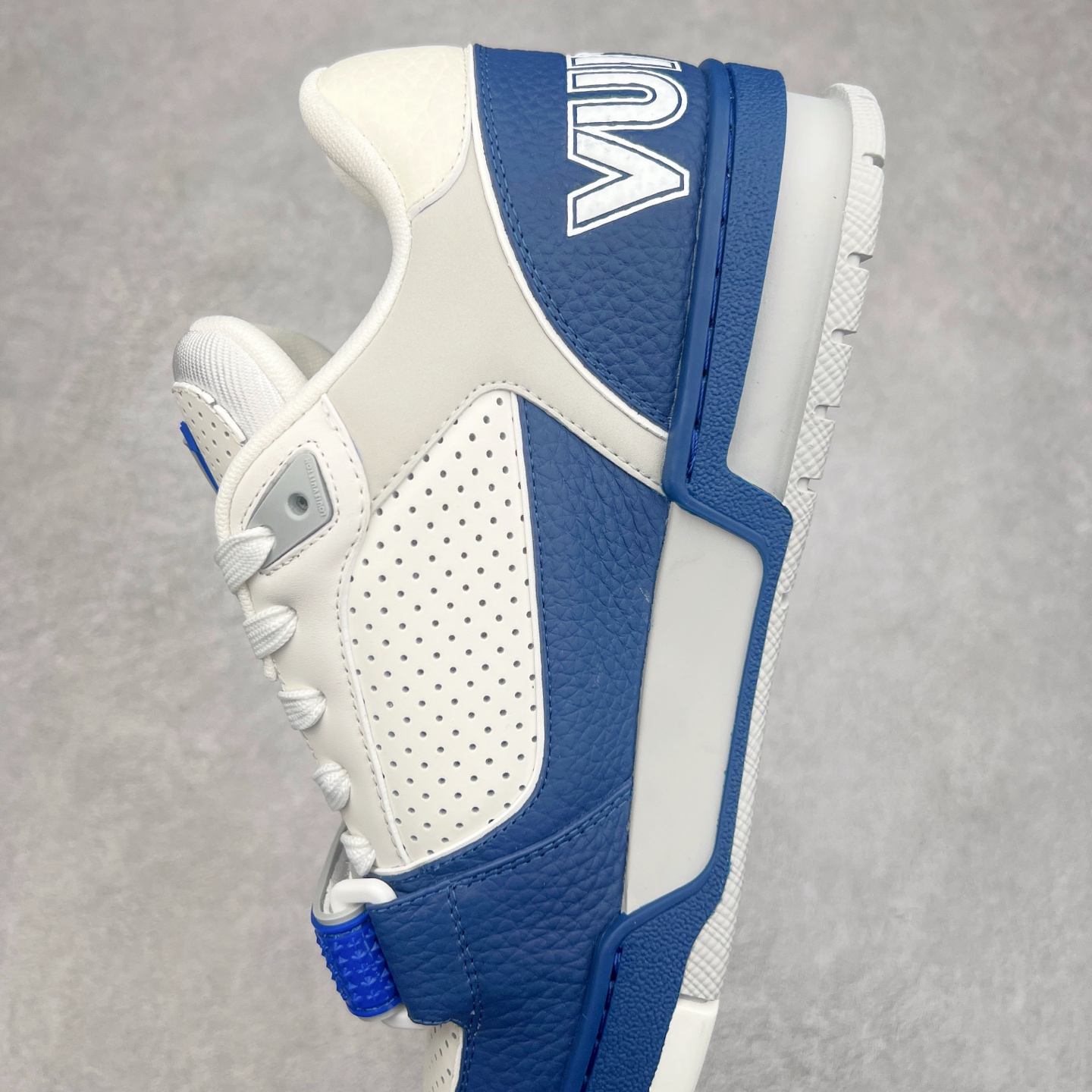 图片[7]-Louis Vuitton Trainer lv时装走秀运动鞋 完美鞋型超高的清洁度 零毛边线头瑕疵 全套原楦原纸版原鞋开模 全网最具灵魂的版型 正确原装黄色鞋盒 正确中底印花 鞋面印花3D高频深度立体 全鞋电脑针车 紧密相连 针距密度一致 环保乳胶注塑鞋垫 厚度脚感还原原版 皮面裁剪部位 统一油边封口工艺 原装橡胶大底含胶量大底组合零偏差 专柜全套包装 防尘袋 说明书 质保卡 男女鞋 尺码：35 36 37 38 39 40 41 42 43 44 45-选品中心