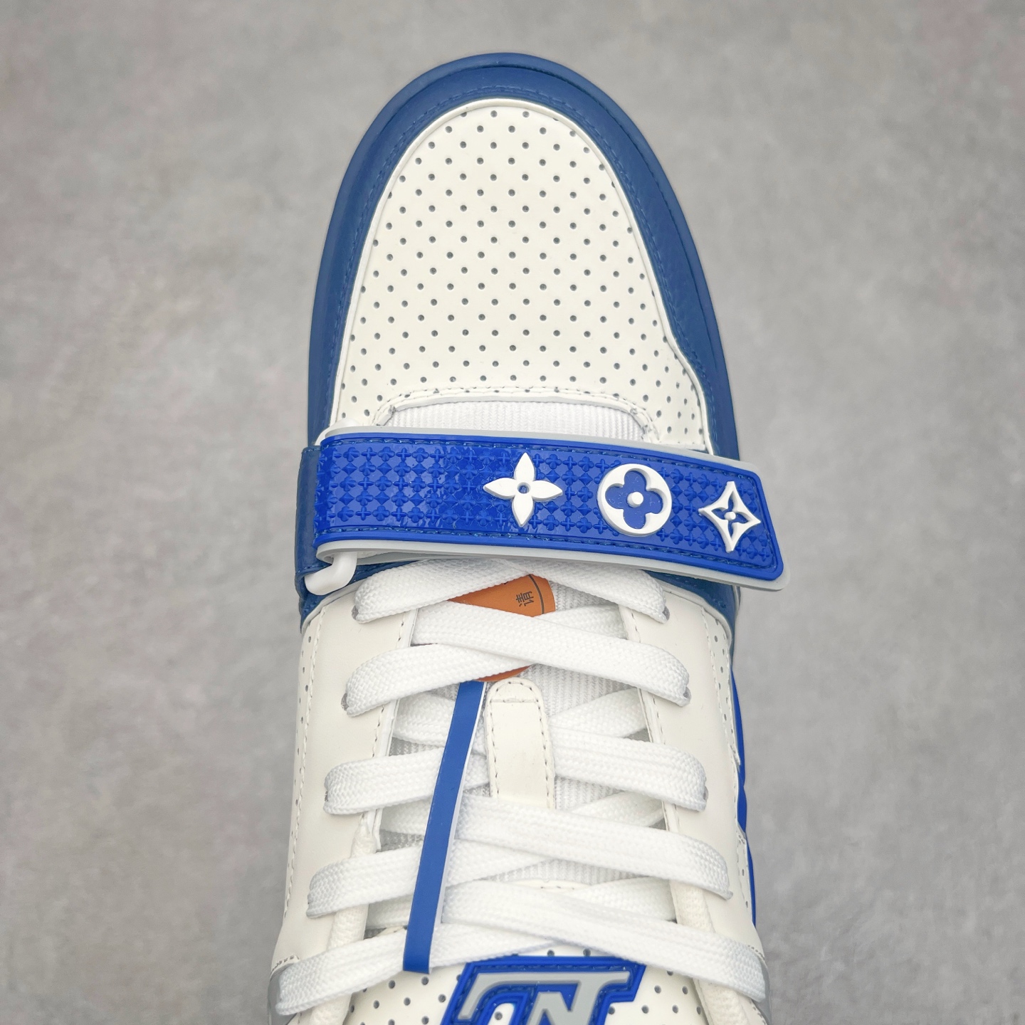 图片[4]-Louis Vuitton Trainer lv时装走秀运动鞋 完美鞋型超高的清洁度 零毛边线头瑕疵 全套原楦原纸版原鞋开模 全网最具灵魂的版型 正确原装黄色鞋盒 正确中底印花 鞋面印花3D高频深度立体 全鞋电脑针车 紧密相连 针距密度一致 环保乳胶注塑鞋垫 厚度脚感还原原版 皮面裁剪部位 统一油边封口工艺 原装橡胶大底含胶量大底组合零偏差 专柜全套包装 防尘袋 说明书 质保卡 男女鞋 尺码：35 36 37 38 39 40 41 42 43 44 45-选品中心